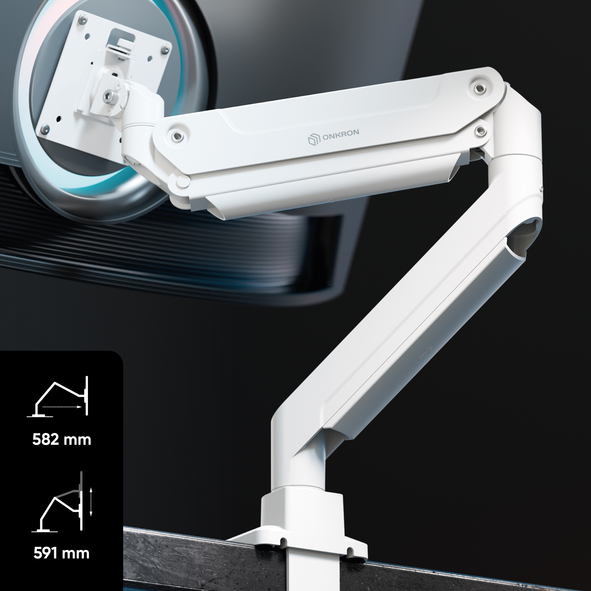 Un braccio per monitor bianco Onkron è fissato a una scrivania e sostiene un monitor.