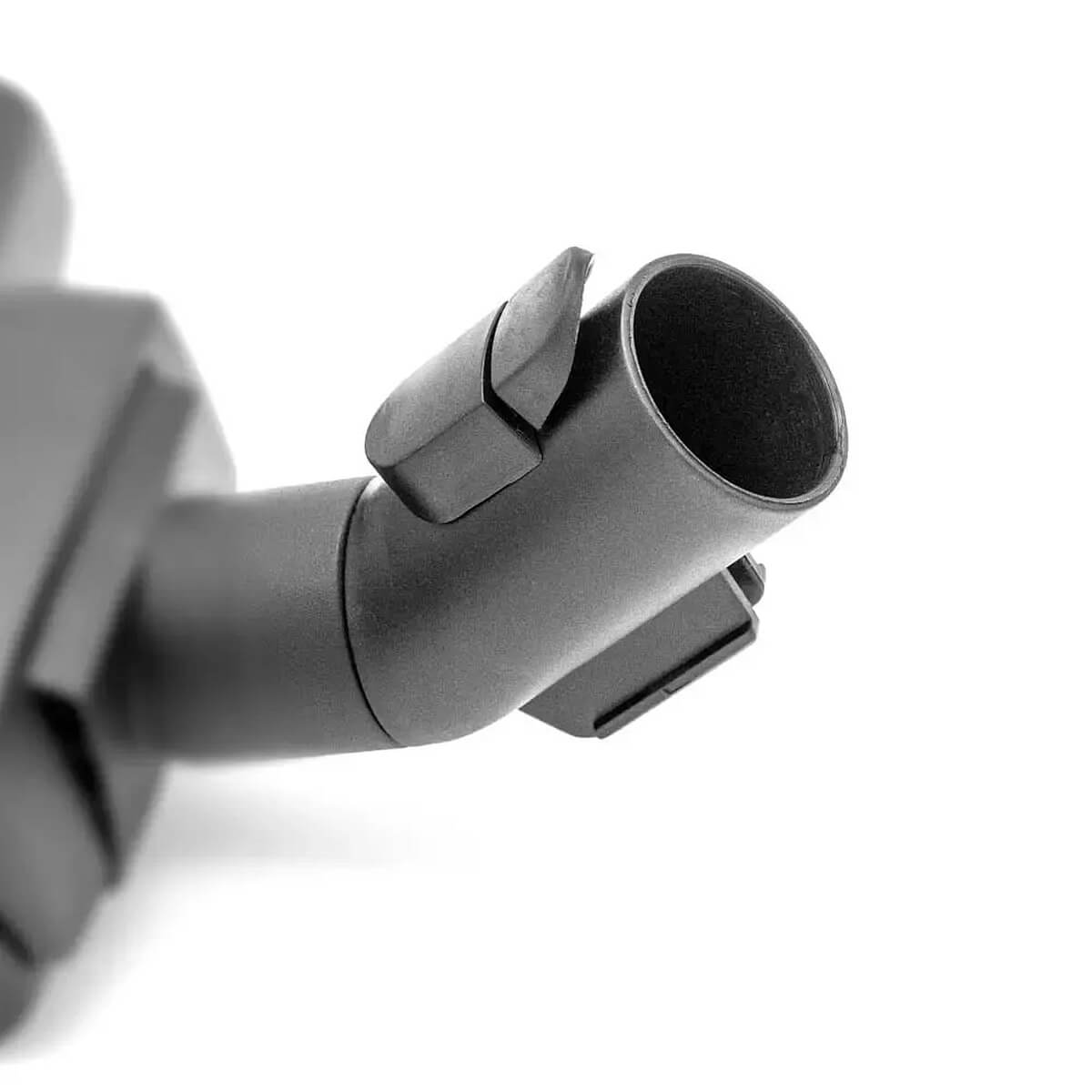 Gros plan d'un tube d'aspirateur noir avec un clip sur fond blanc.