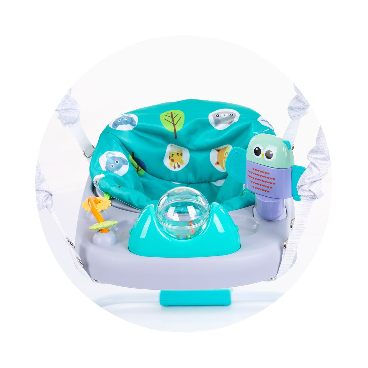 Buntes Babyspringen mit Sitz in Türkis, Spielzeug und Eulenfigur.