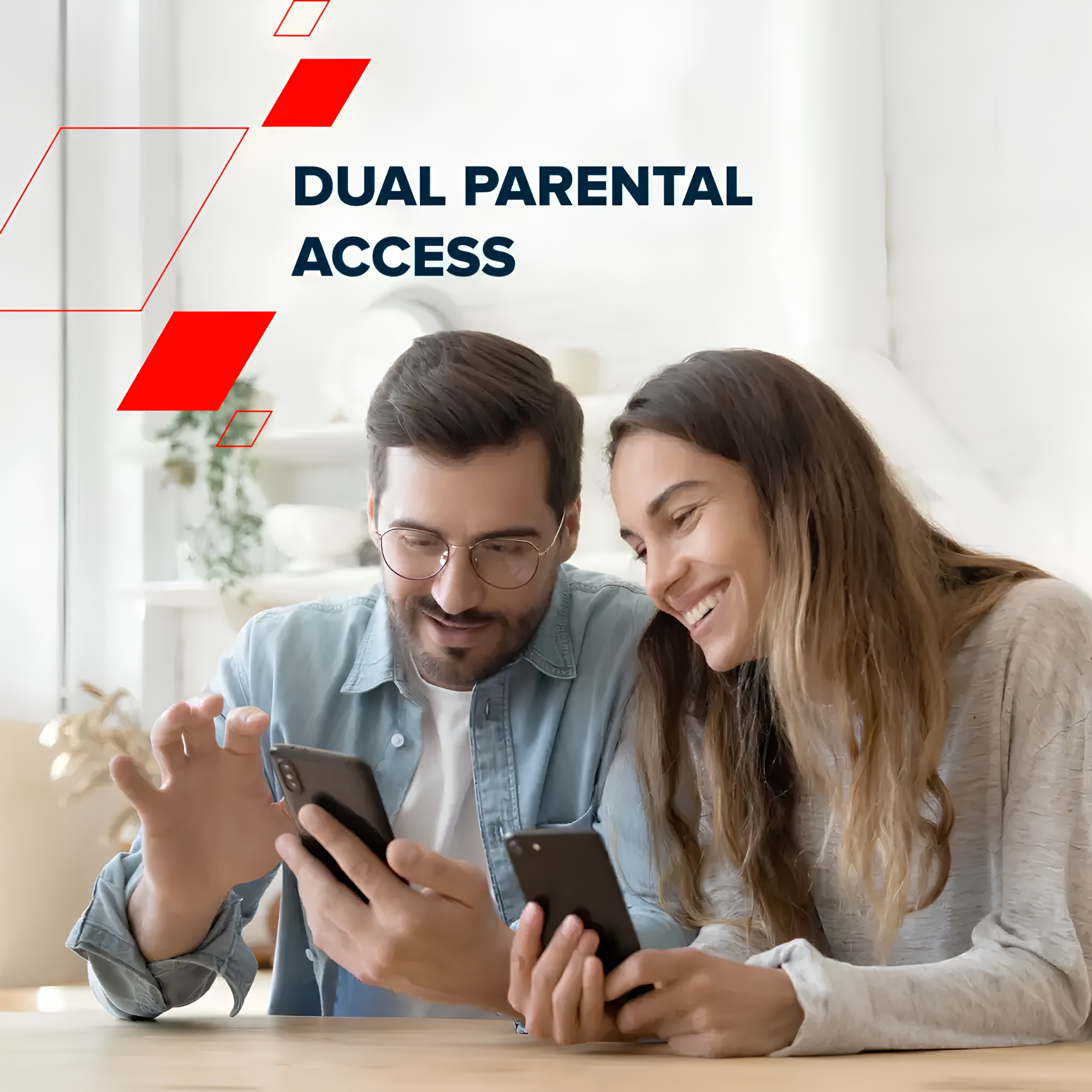 Una coppia sorridente siede a un tavolo guardando gli smartphone.
