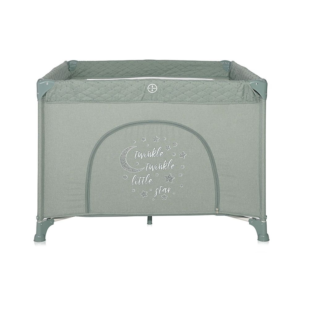Grünes Babybett mit der Aufschrift Twinkle Twinkle little star.
