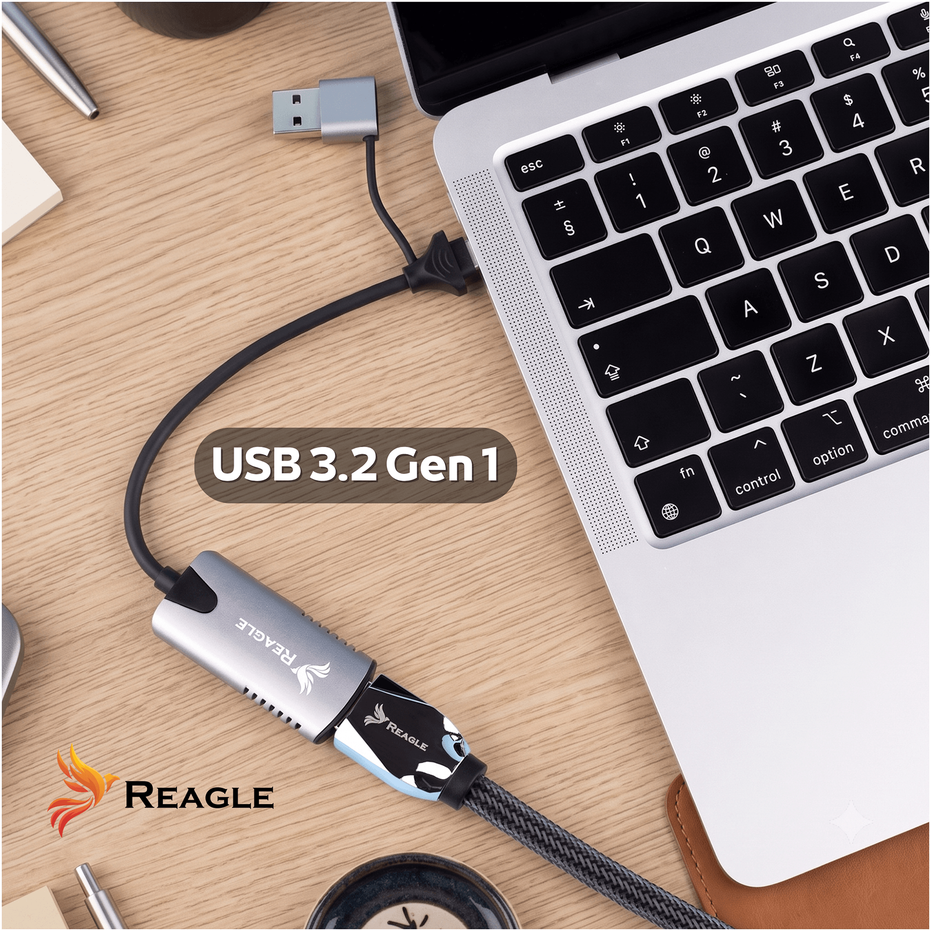 Un hub USB 3.2 Gen 1 Reagle collegato a un laptop su una scrivania di legno.