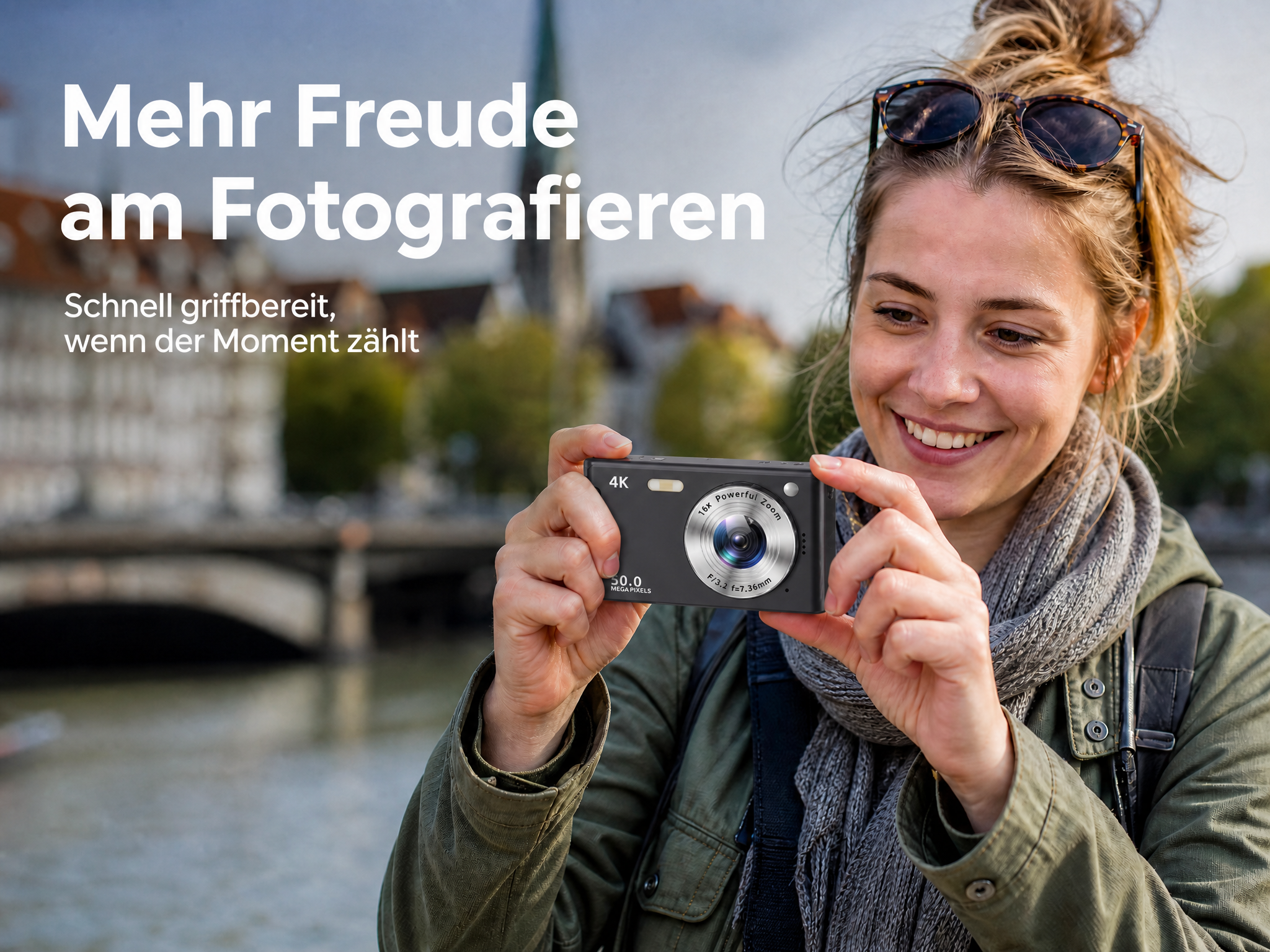 Eine lächelnde Frau fotografiert mit einer kompakten schwarzen Kamera vor einer unscharfen Stadtkulisse.