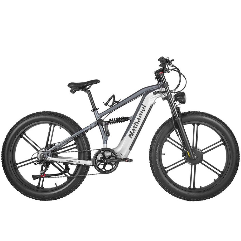 Una mountain bike elettrica Nathaniel grigia con copertoni larghi, sospensioni e telaio nero su sfondo bianco.