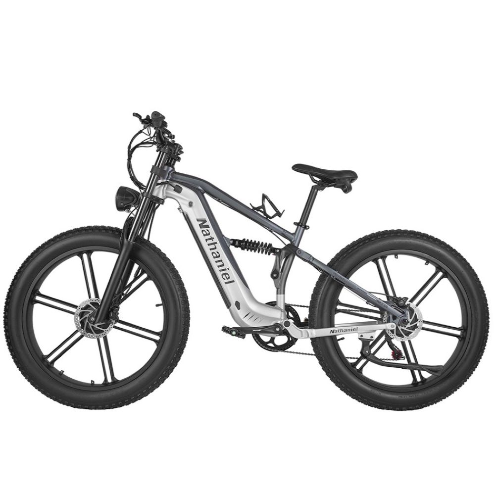Una bici elettrica Nathaniel argentata e nera con gomme larghe e sospensioni su sfondo bianco.
