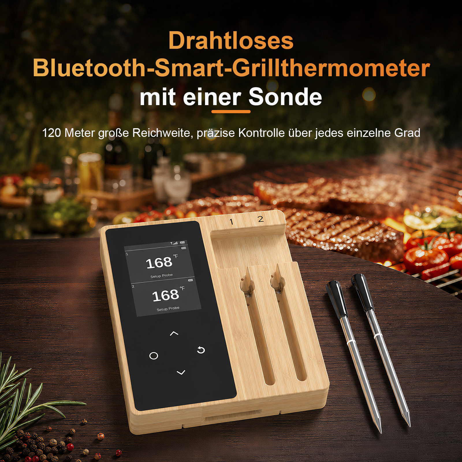 Ein hölzernes Smart-Grillthermometer mit Digitaldisplay und zwei Sonden auf einem Tisch vor einem Grill.