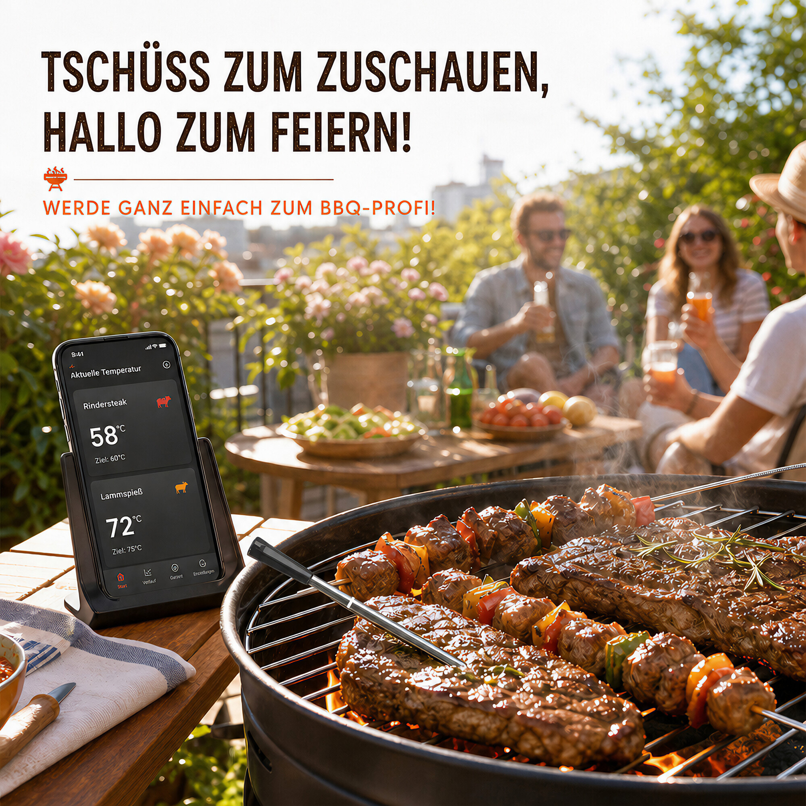 Grillgut auf dem Rost mit App zur Temperaturüberwachung und Menschen beim Zusammensein im Hintergrund.