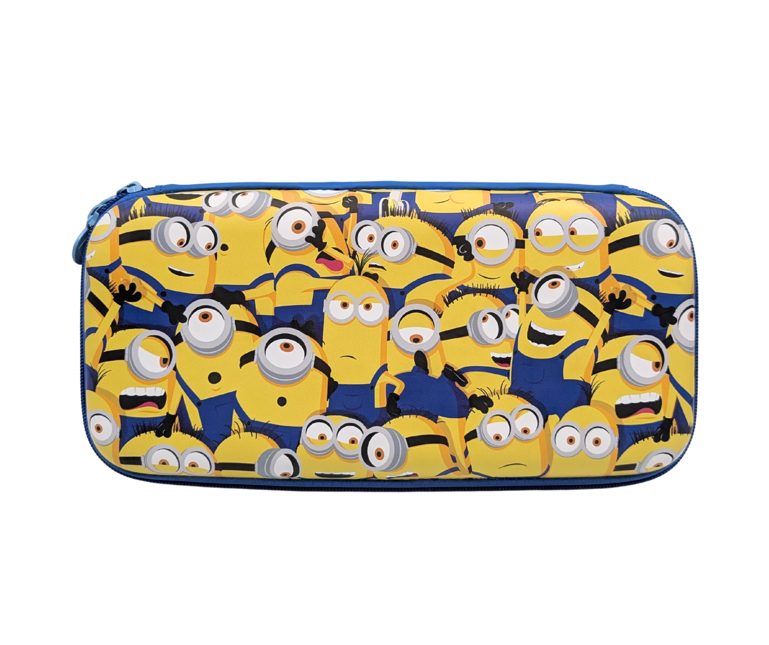 Un estuche con bordes azules decorado con un patrón colorido de Minions amarillos con varias expresiones faciales.