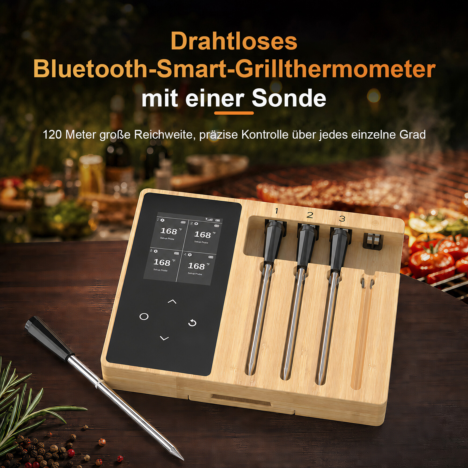 Holz-Grillthermometer mit Display, drei Sonden im Halter und einer davorliegenden Sonde auf dem Tisch vor dem Grill.