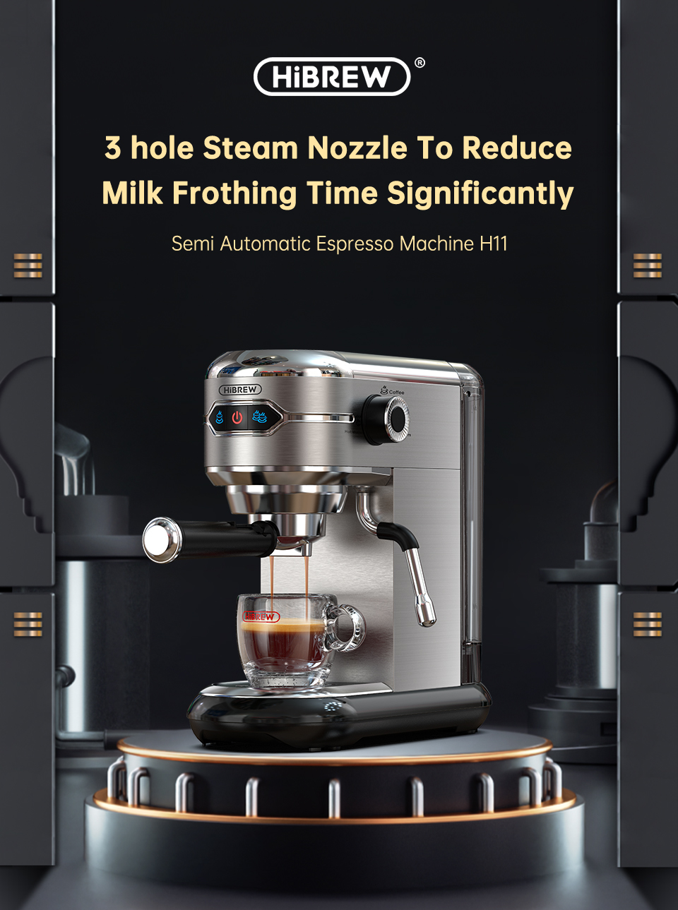 La cafetera HiBrew H11 vierte café en una taza transparente sobre un podio iluminado contra fondo oscuro.