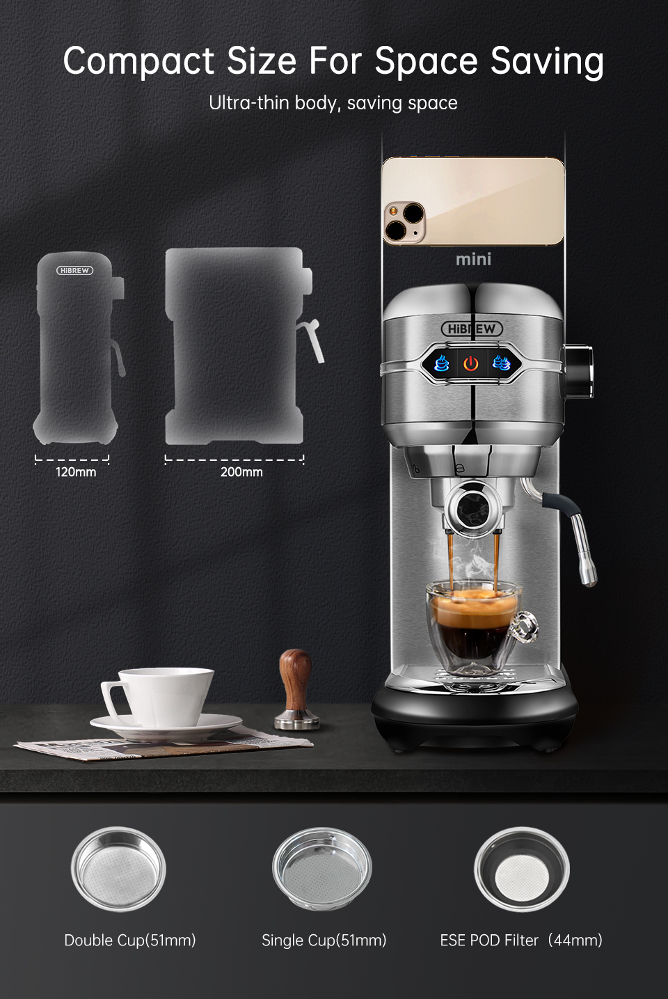 Cafetera espresso compacta de acero inoxidable vertiendo en una taza, con taza y prensador.