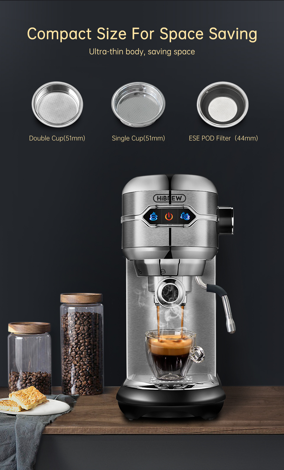 Cafetera espresso compacta con tarros de granos de café y filtros arriba.