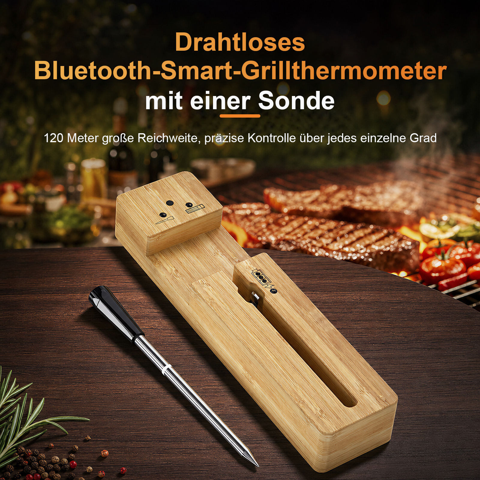 Bambus-Grillthermometer mit Sonde vor einem Grill.