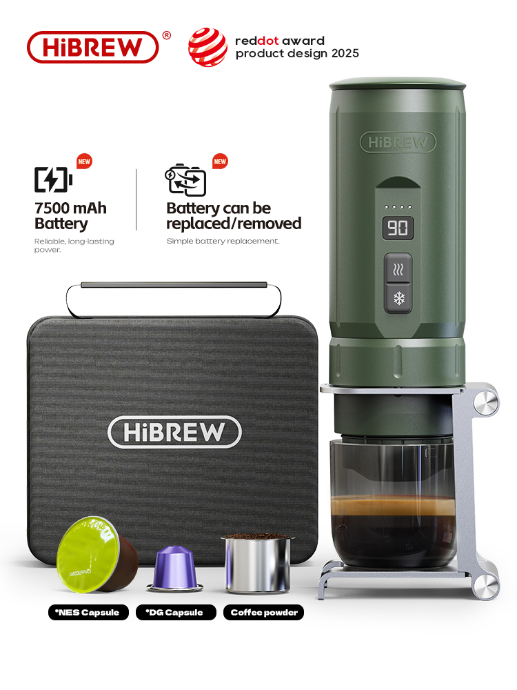 Cafetera portátil verde HiBrew con estuche de viaje, cápsulas y recipiente de café molido sobre fondo blanco.