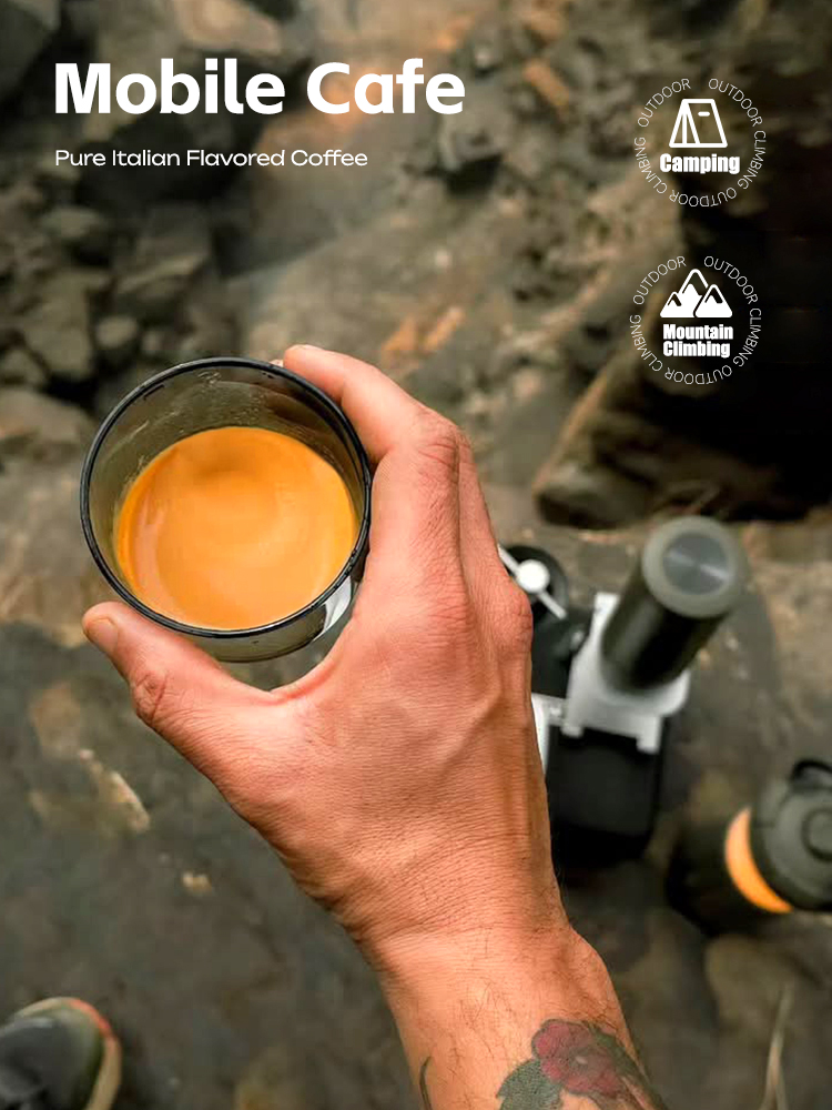 Una mano sostiene una taza de café marrón al aire libre con rocas de fondo.