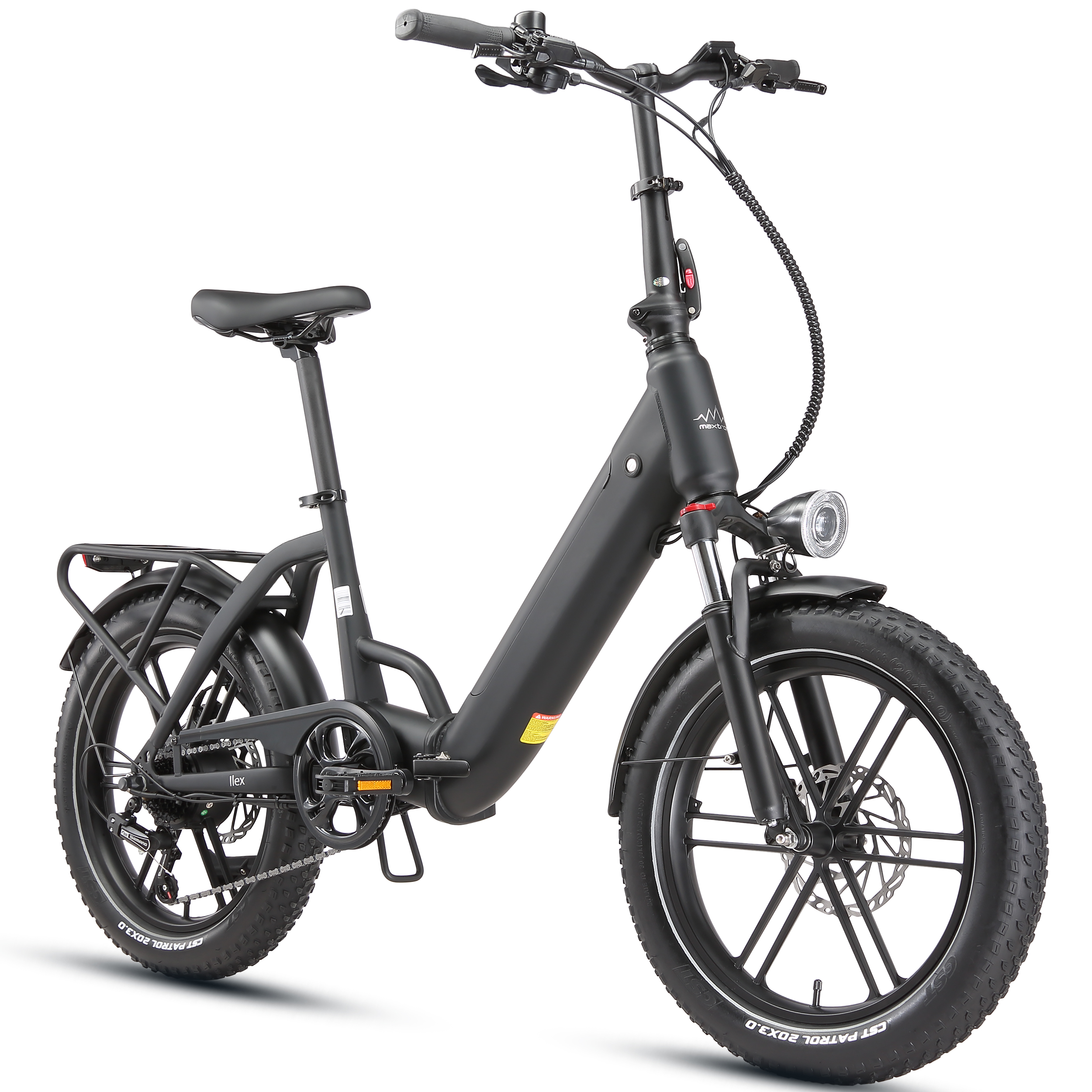 Ein schwarzes Elektro-Fahrrad mit dicken Reifen, Gepäckträger und Vorderlicht vor weißem Hintergrund.