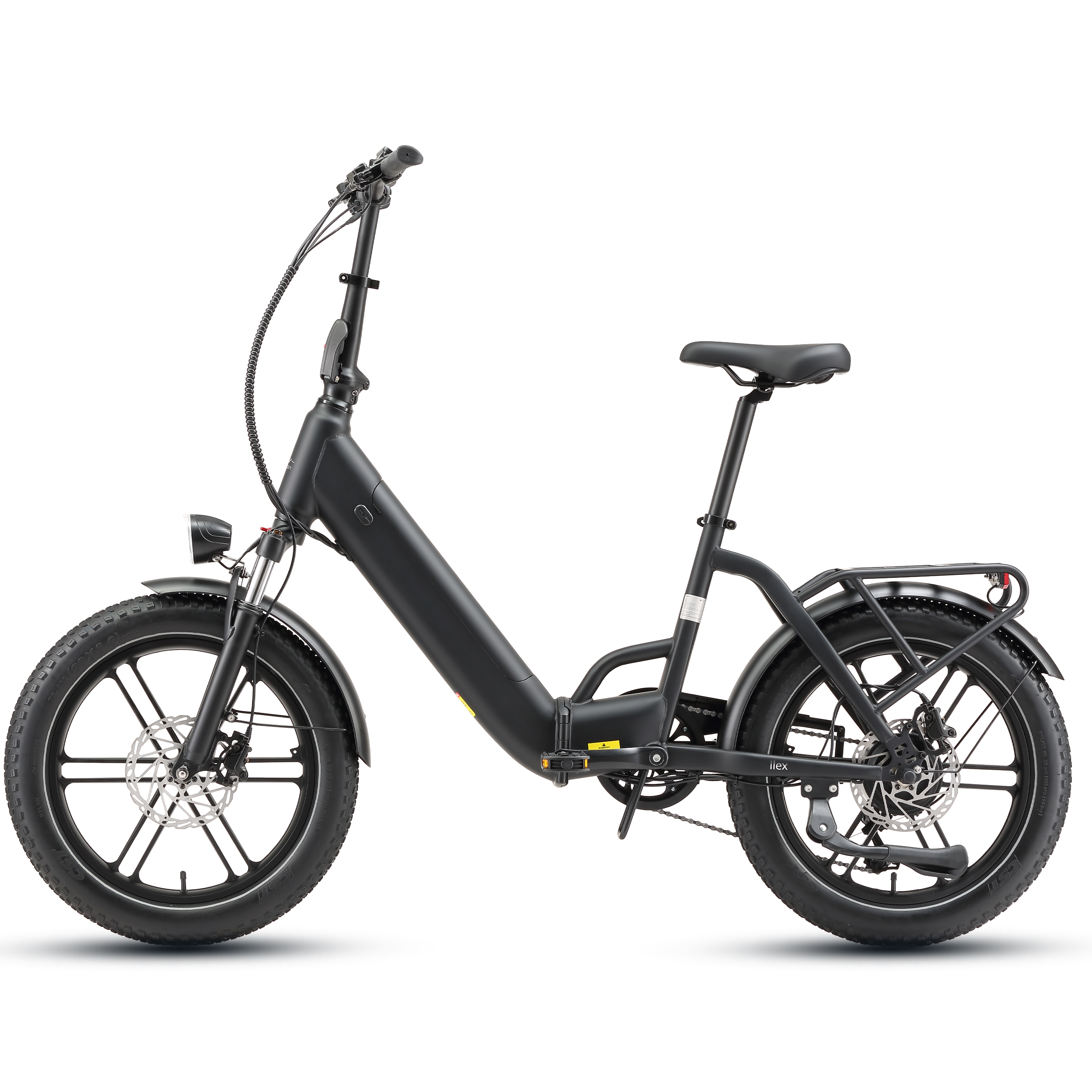 Ein modernes schwarzes Elektrofahrrad mit dicken Reifen, Schutzblechen und Gepäckträger auf weißem Hintergrund.