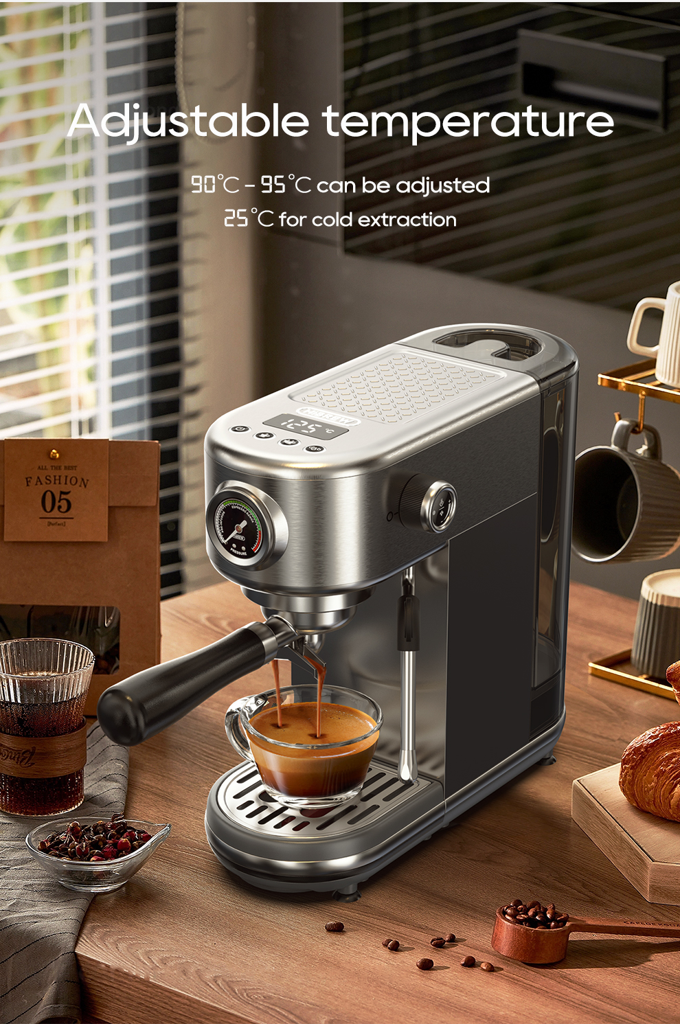 Una moderna máquina de espresso en una mesa de madera preparando café en una taza de vidrio, con granos de café y cruasán.