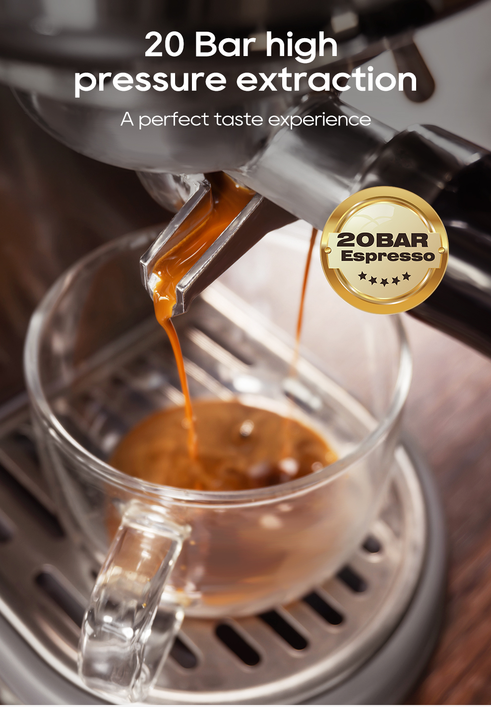 El café vierte en una taza de cristal. Texto: 20 Bar high pressure extraction.