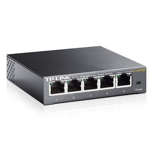 Beş Ethernet bağlantı noktası ve güç gösterge ışığına sahip siyah TP-Link 5 bağlantı noktalı switch.