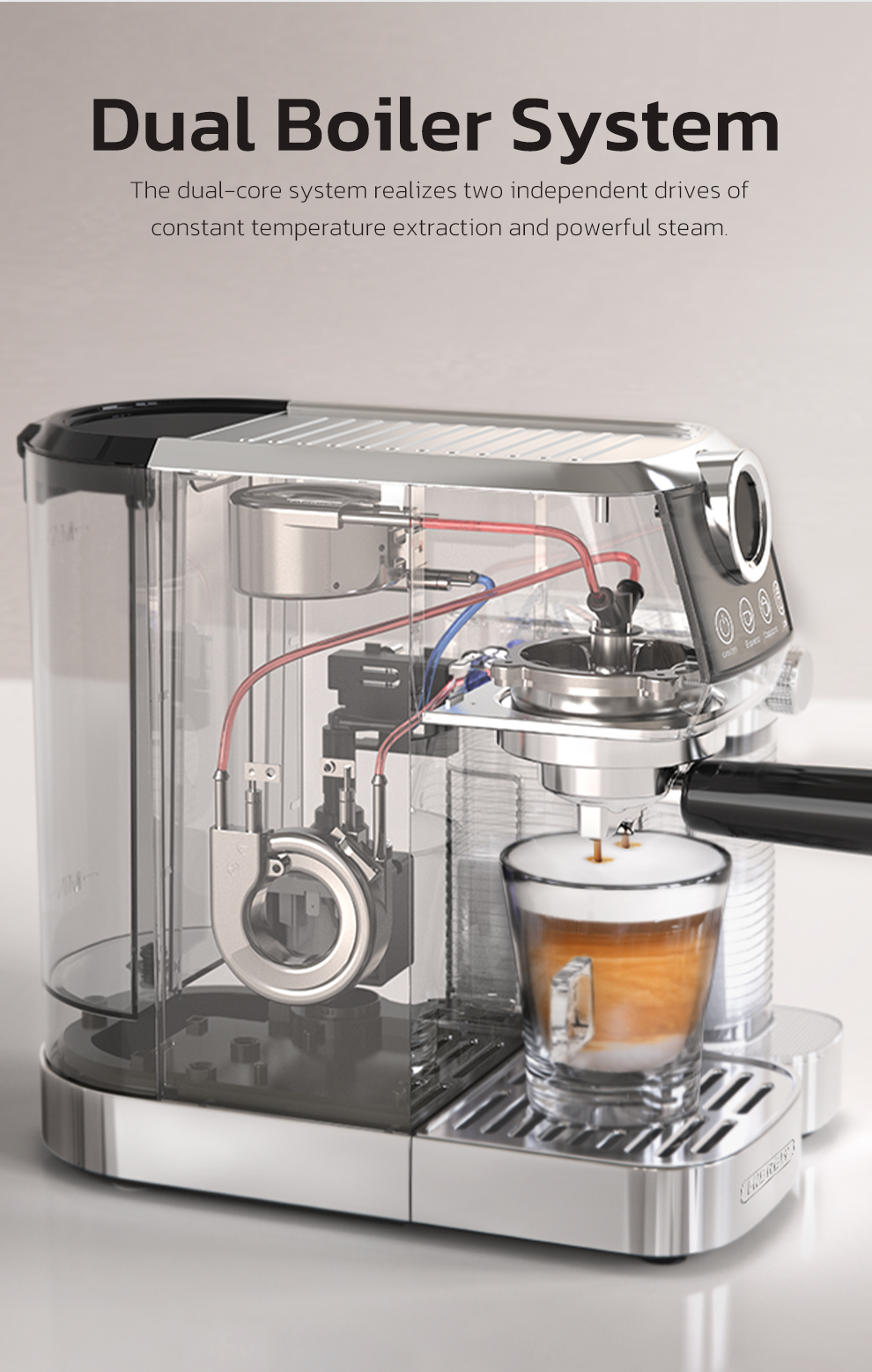 Cafetera transparente que muestra su sistema de doble caldera interno mientras el café cae en un vaso.