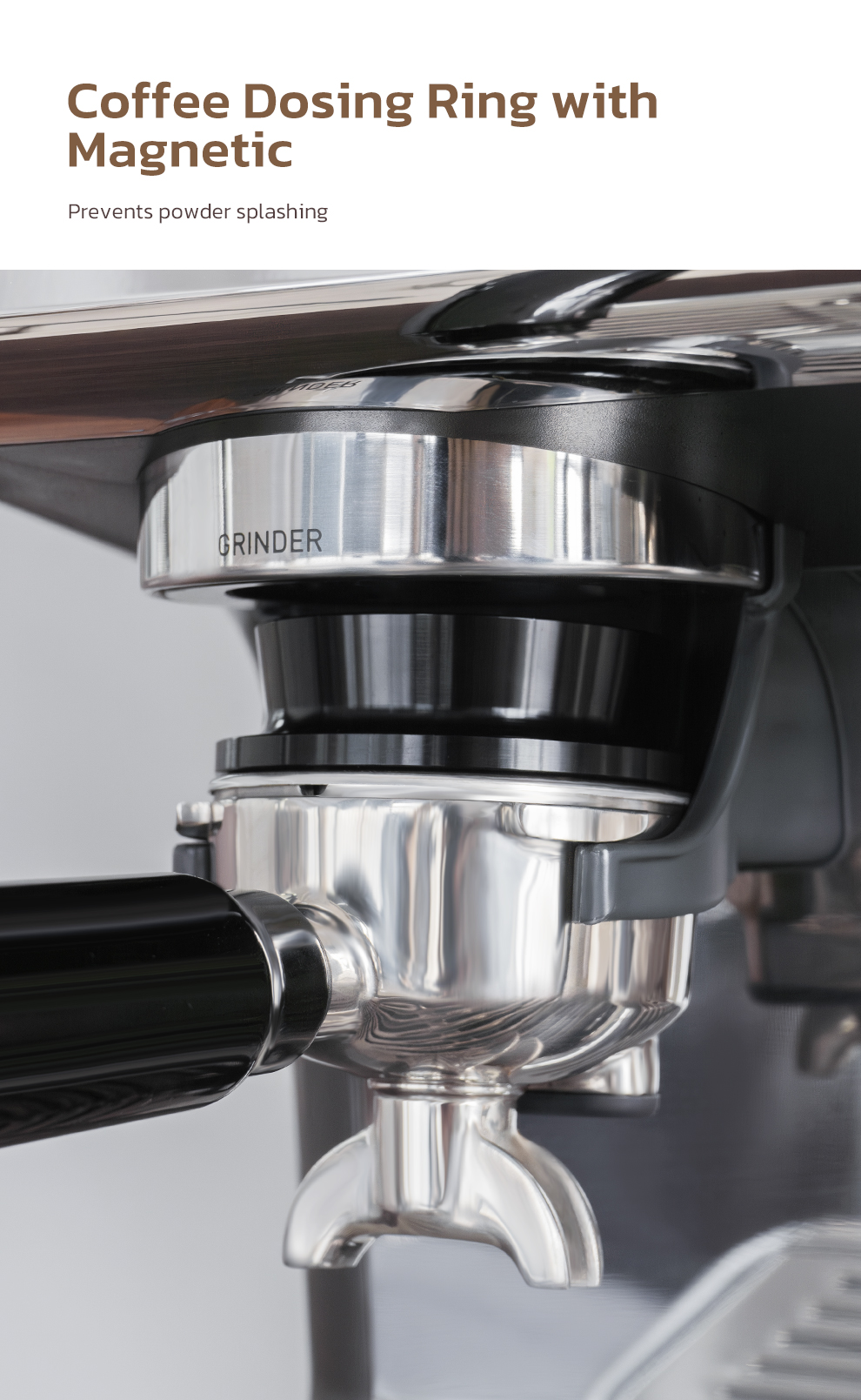 Molinillo de café dispensando en un portafiltro, con texto arriba que dice Coffee Dosing Ring with Magnetic.