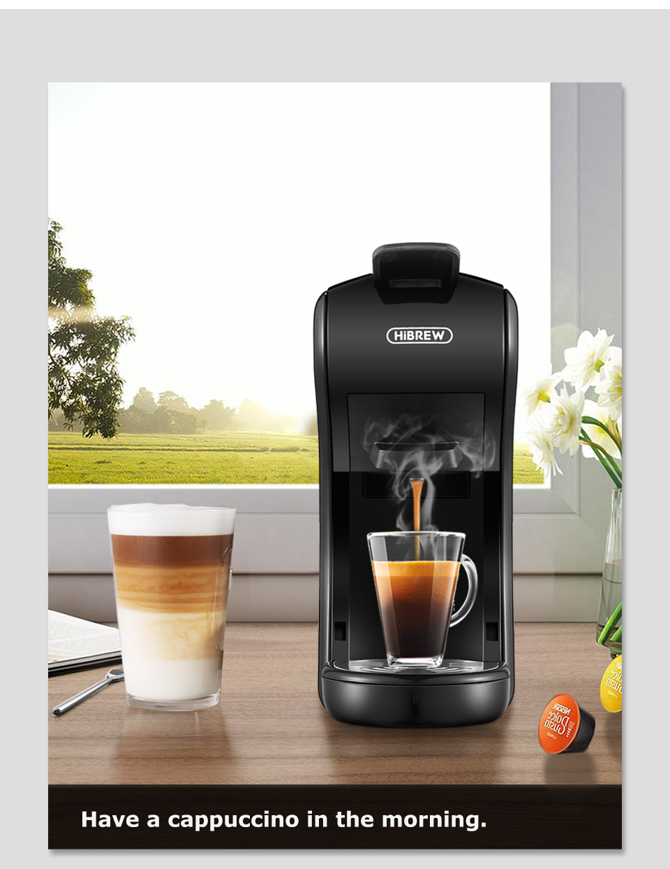 Una cafetera negra prepara café junto a un vaso de latte macchiato en una mesa.