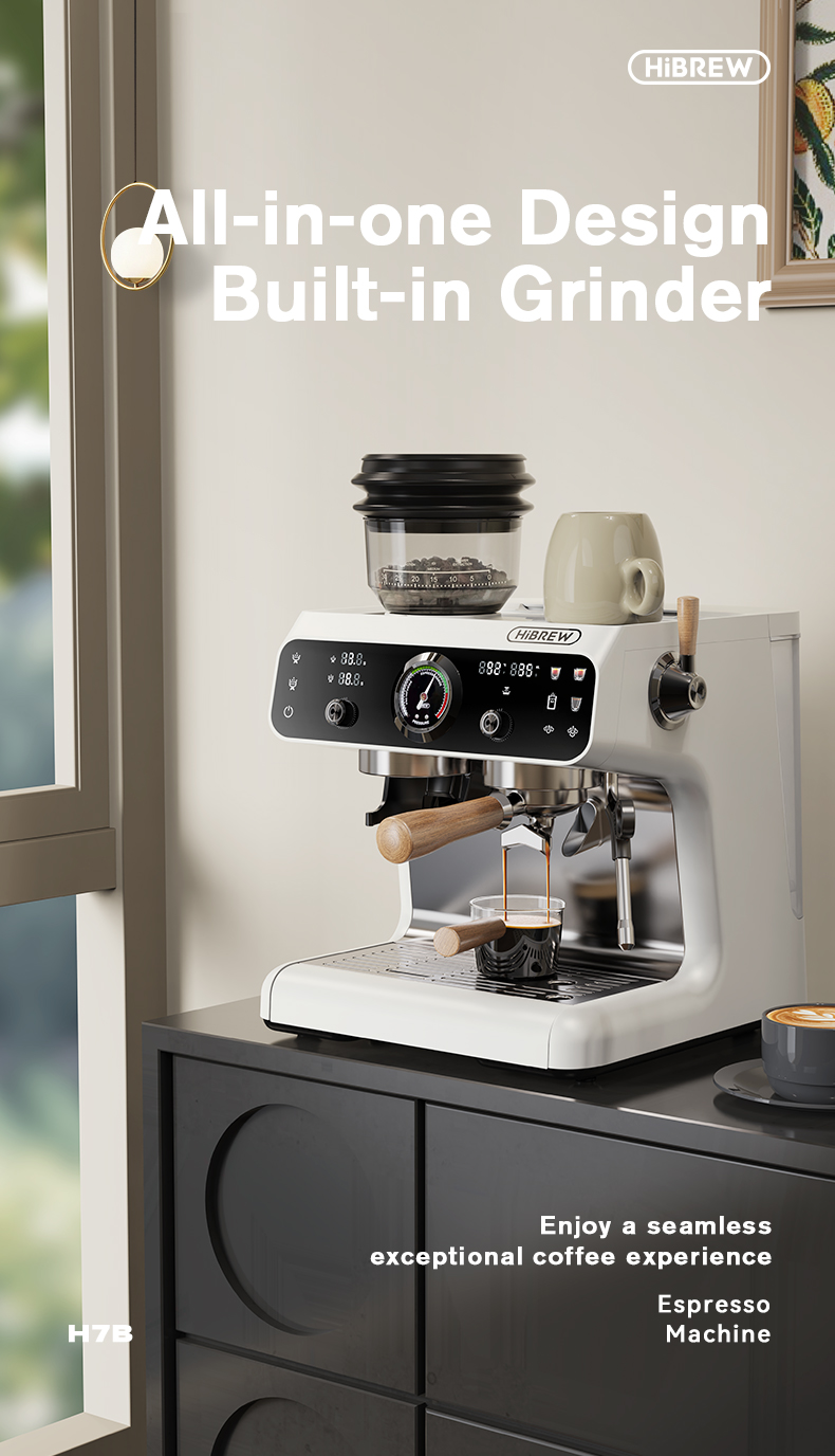 Una cafetera espresso blanca con molinillo integrado y portafiltro de madera en un mueble negro.