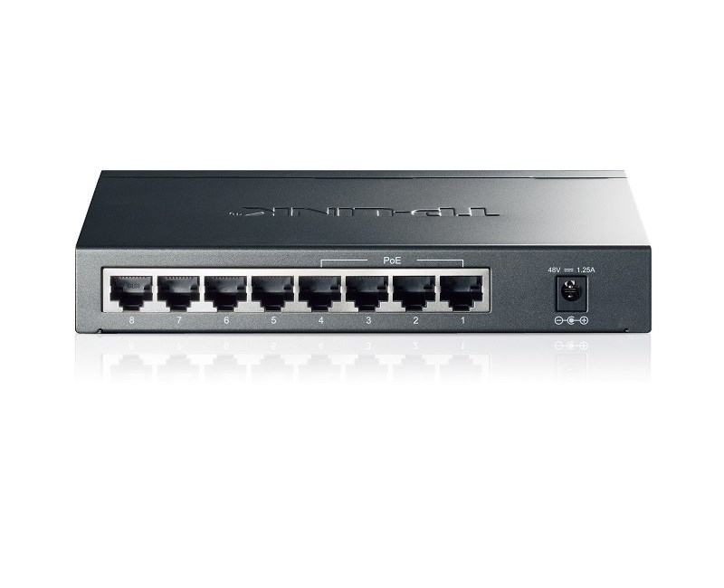 Czarny przełącznik sieciowy TP-Link z ośmioma portami PoE i gniazdem zasilania na białym tle.
