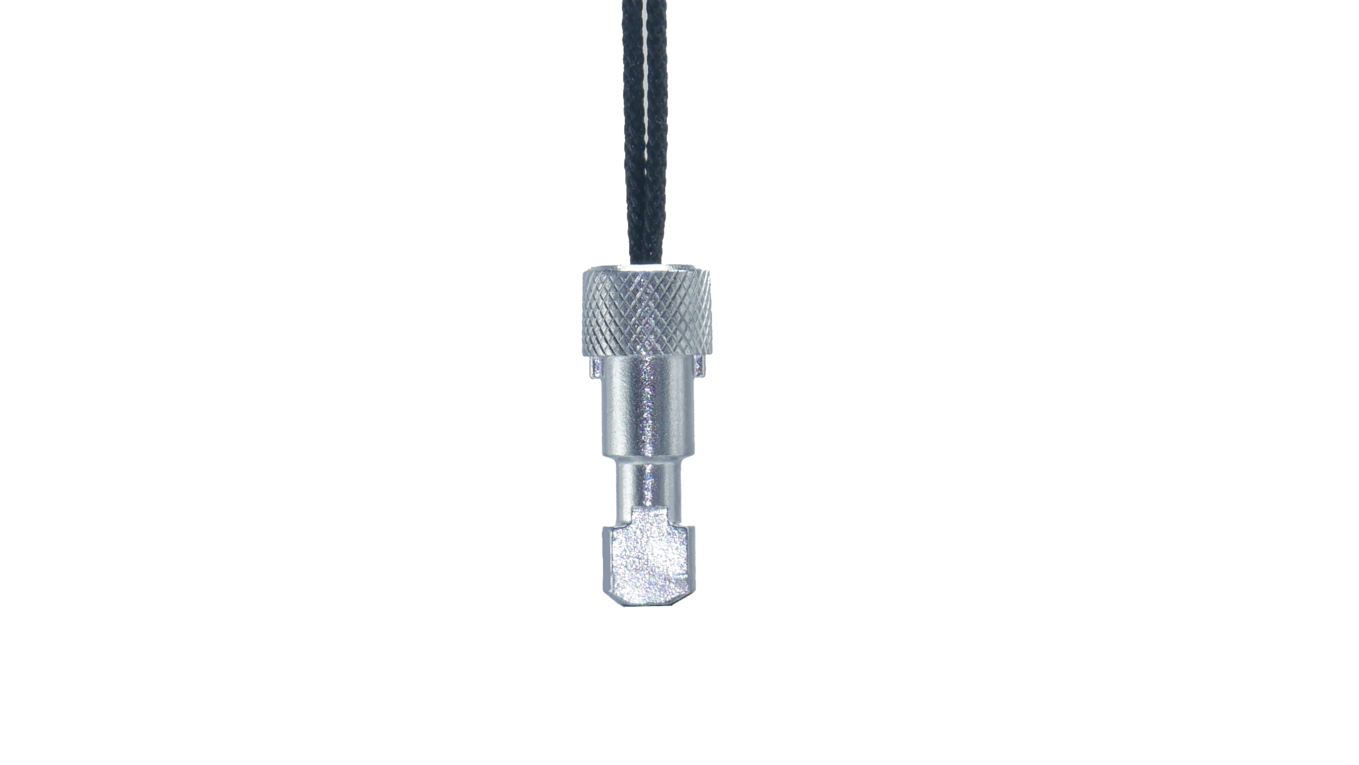 Un conector metálico plateado sujeto a un cordón negro sobre un fondo blanco.
