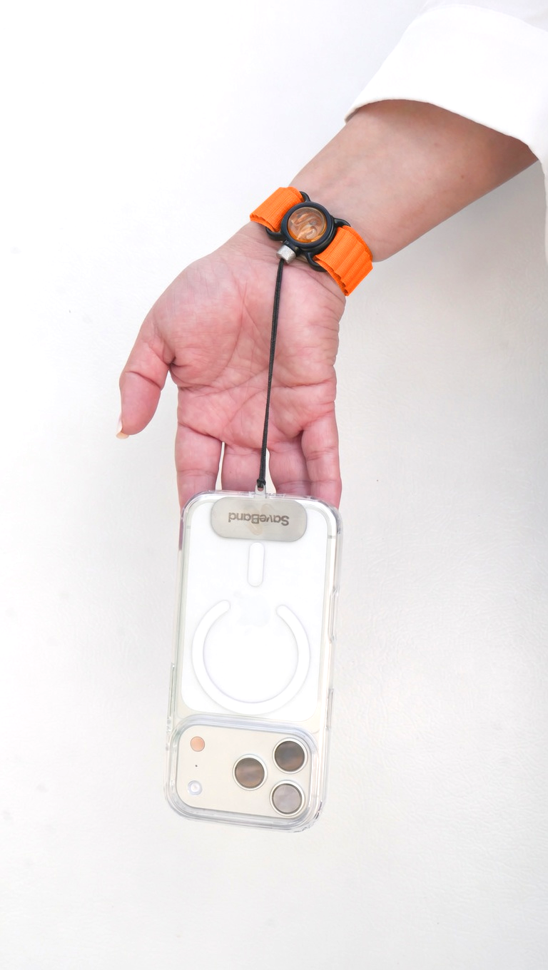 Una persona lleva una correa de muñeca naranja conectada por un cordón a un teléfono inteligente.