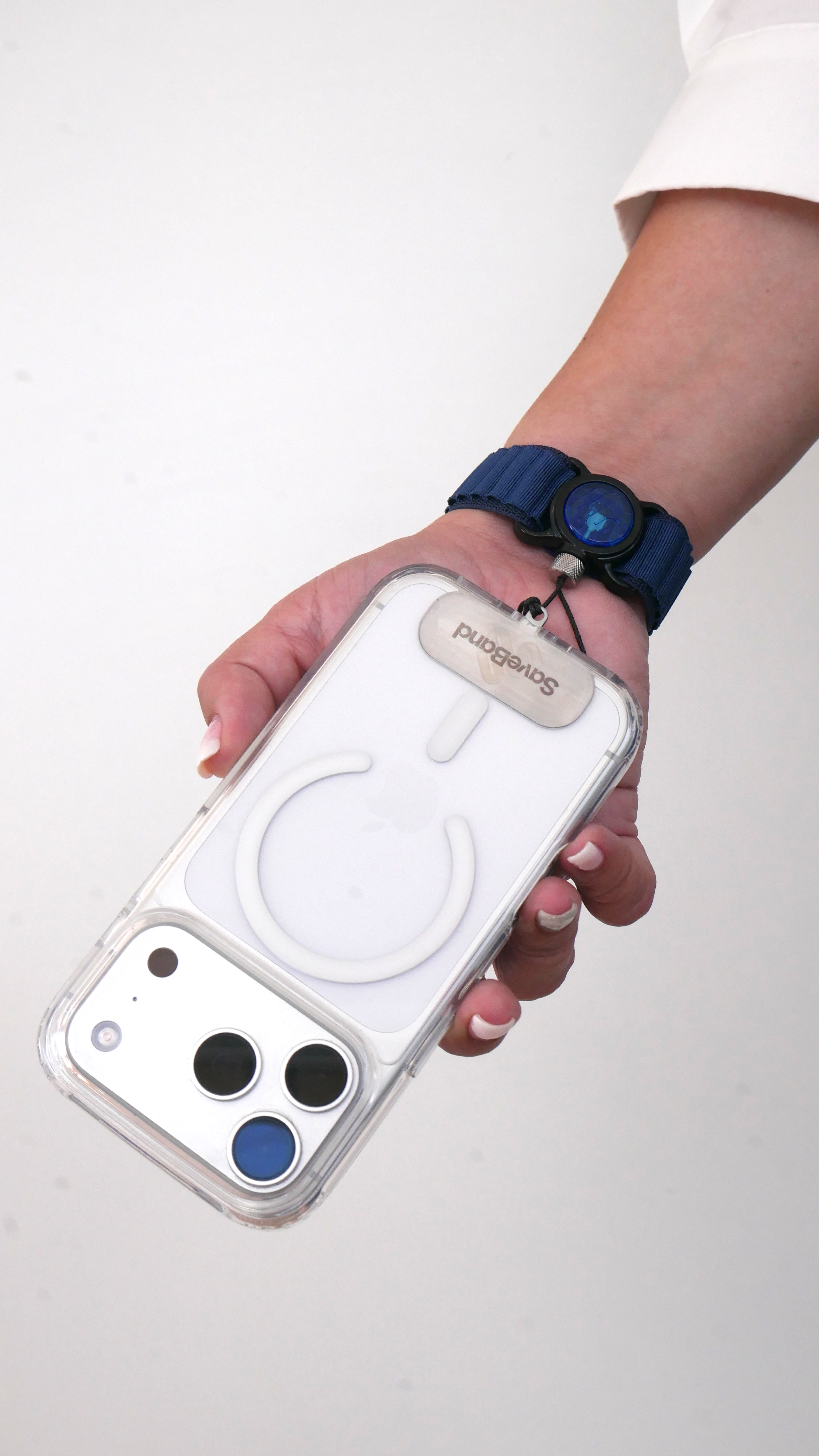 Una mano sostiene un iPhone en una funda transparente unida a una correa azul.