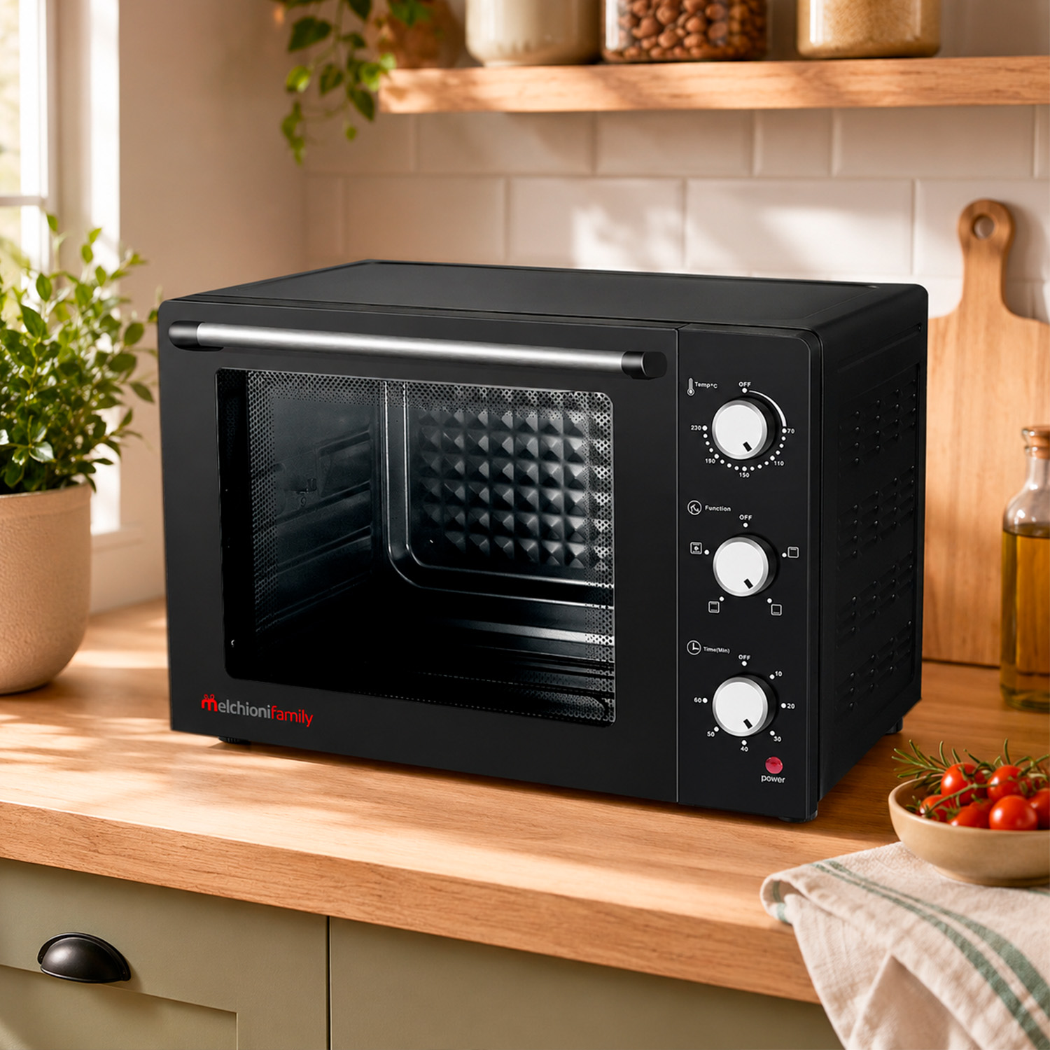 Un mini horno negro de Melchioni Family descansa sobre una encimera de madera.