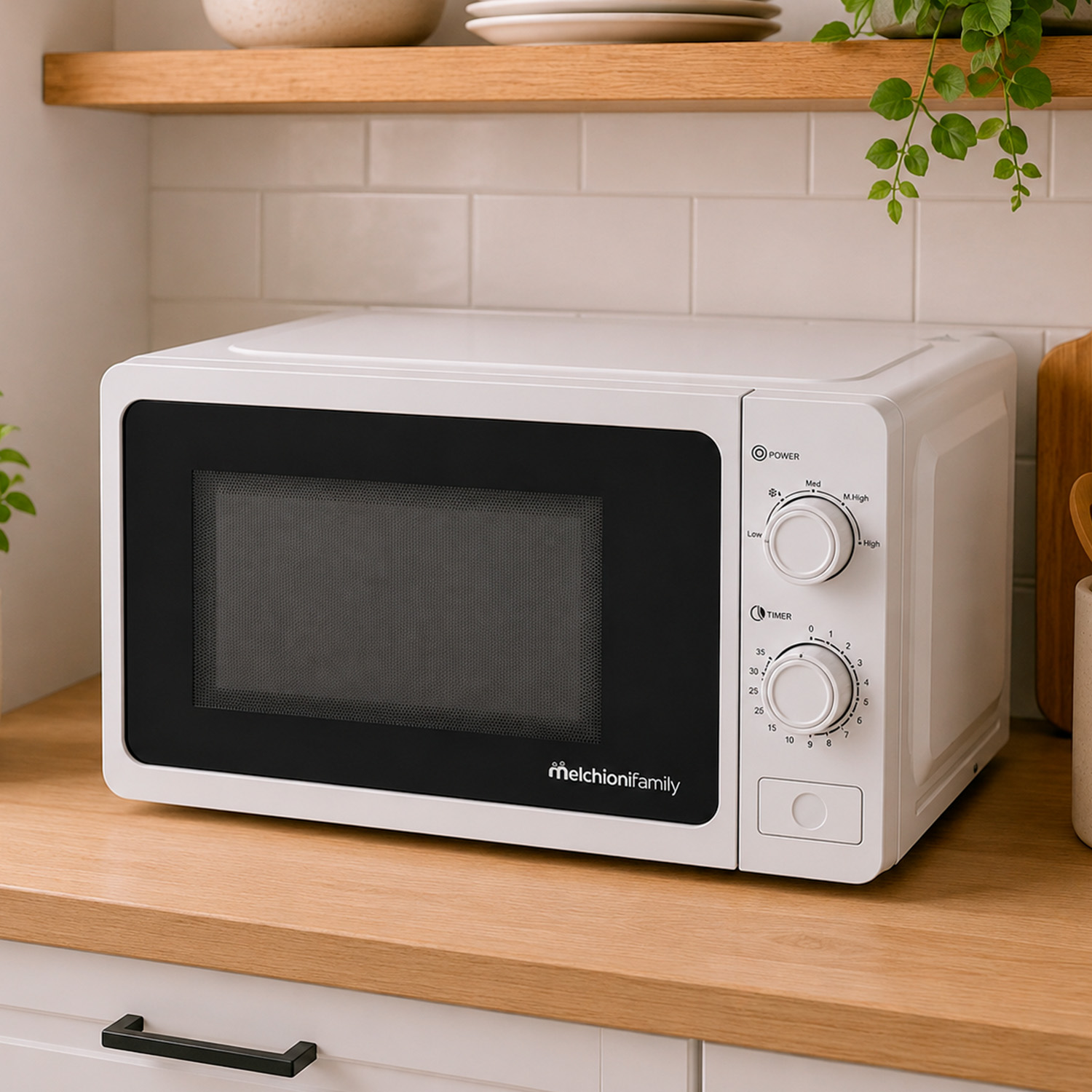 Un microondas blanco con dos perillas está sobre una encimera de madera en una cocina.