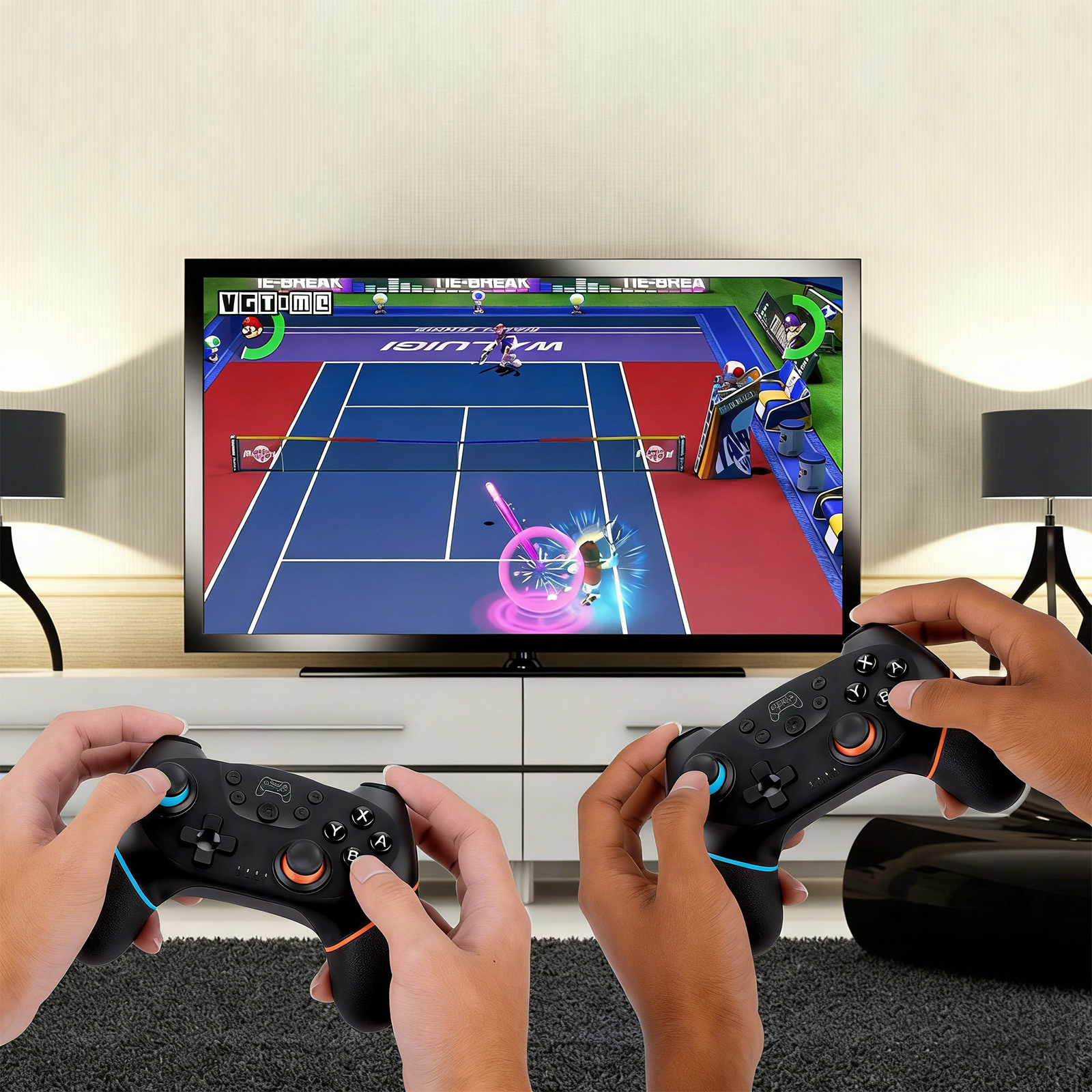 Zwei Personen halten Gamepads, während sie ein Tennis-Videospiel auf einem Fernseher spielen.