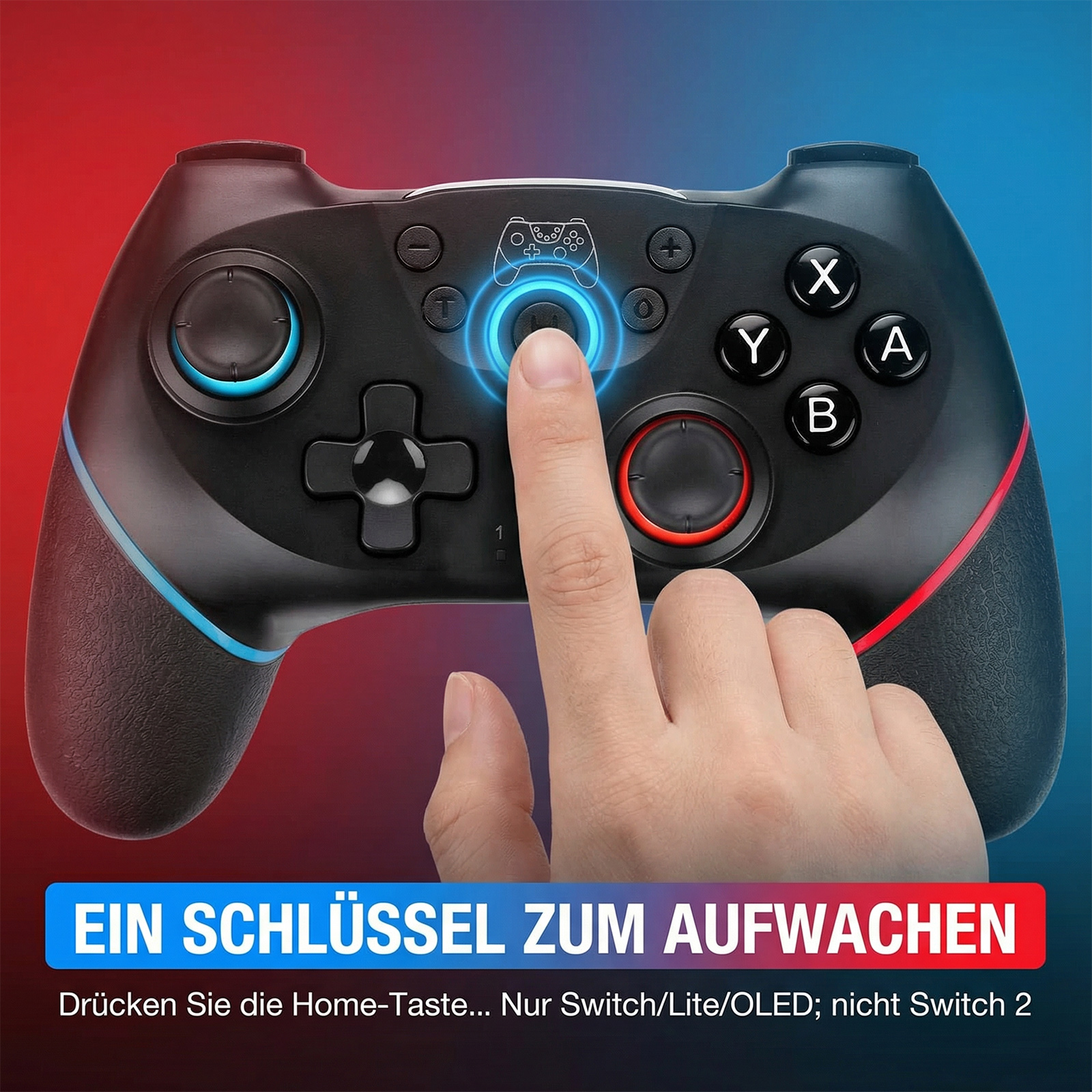 Ein Finger drückt die Home-Taste eines schwarzen Gamepads mit blauen und roten Akzenten.