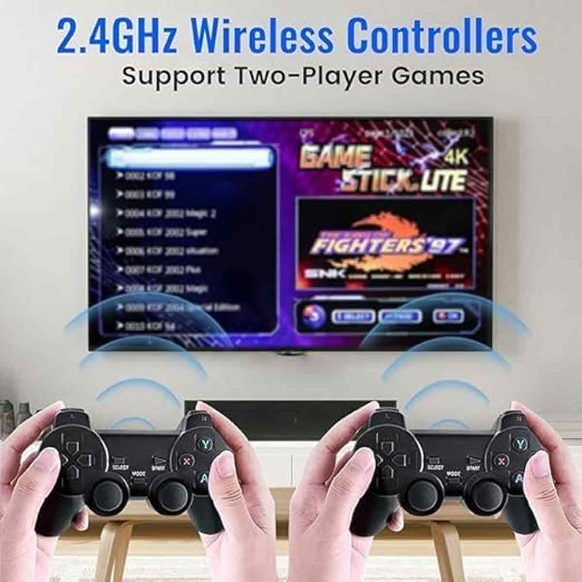 Zwei Personen halten schwarze kabellose Controller vor einem Fernseher mit Retro-Spielen.