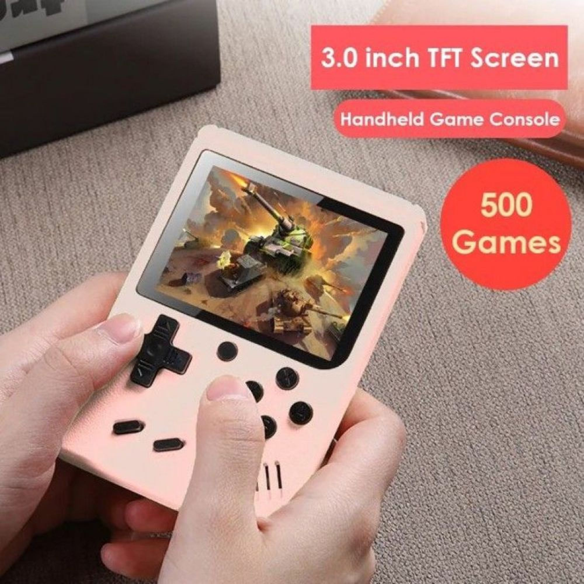 Eine Hand hält eine hellrosa Handheld-Spielkonsole mit einem 3,0-Zoll-Bildschirm und Textoverlays.