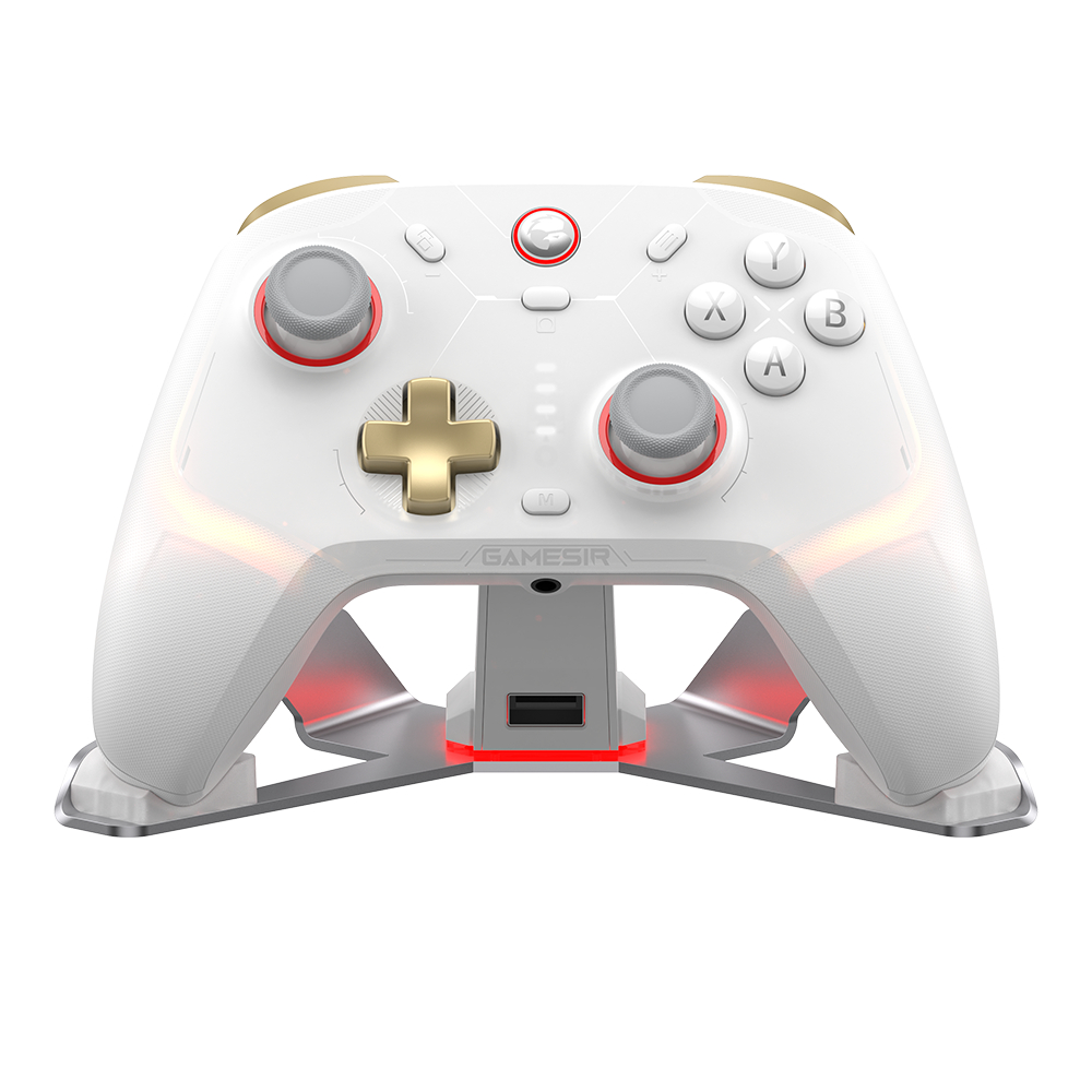 Ein weißer GameSir-Controller mit goldenem D-Pad und Akzenten auf einem beleuchteten Ständer vor weißem Hintergrund.