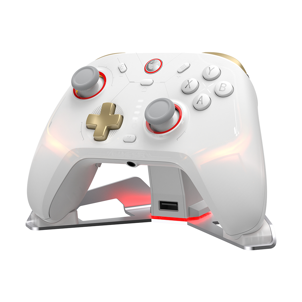 Ein weiß-goldener Gaming-Controller auf einer passenden Ladestation mit roter Akzentbeleuchtung vor weißem Hintergrund.