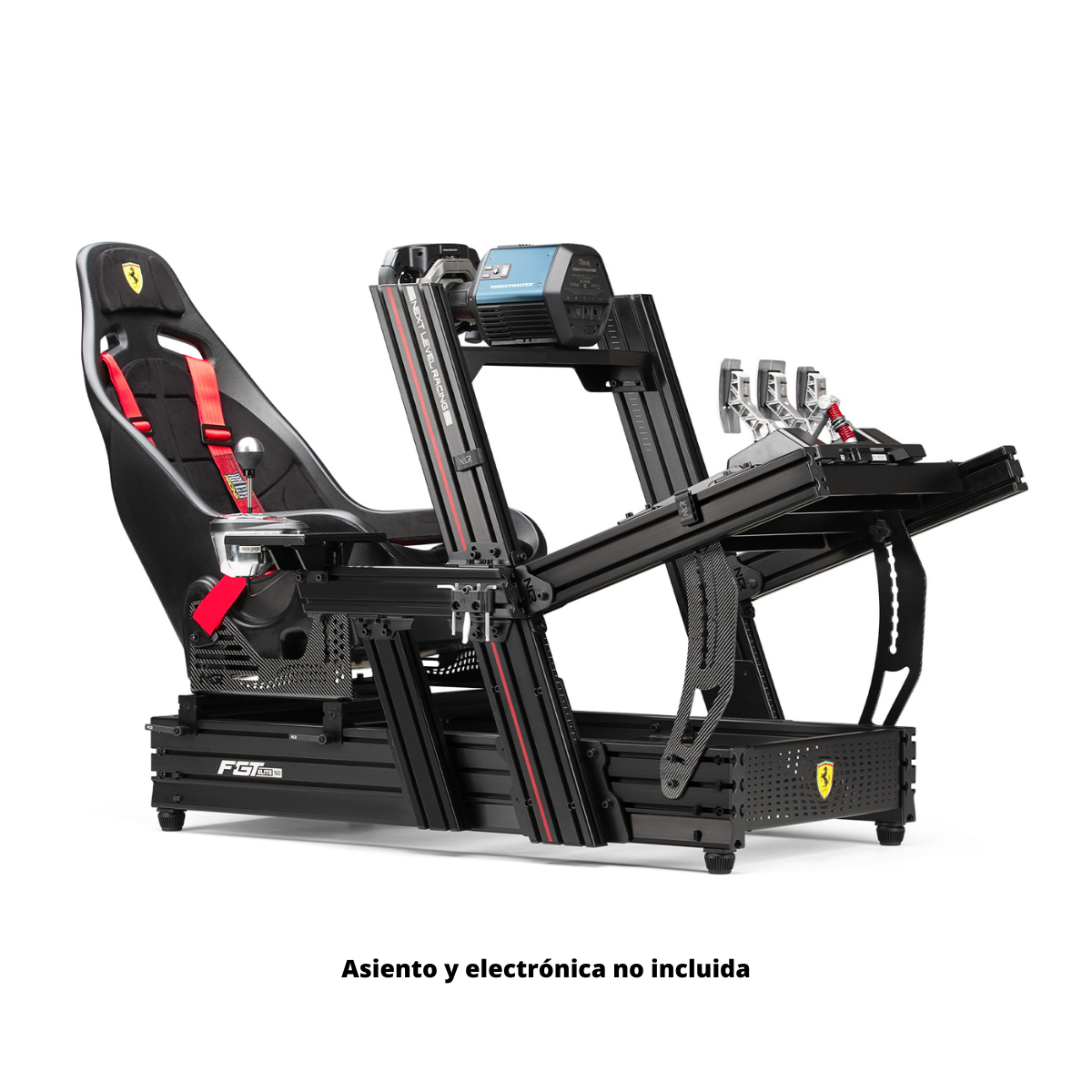 Una cabina de simulador de carreras negra con asiento, base de volante y pedales sobre fondo blanco.