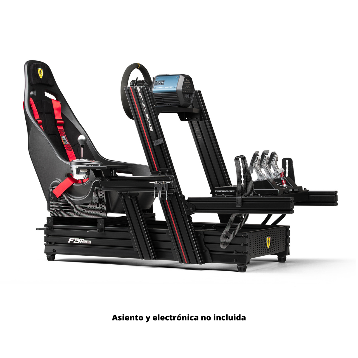 Estructura negra de simulador de carreras con volante, pedales y asiento Ferrari con arneses rojos sobre fondo blanco.
