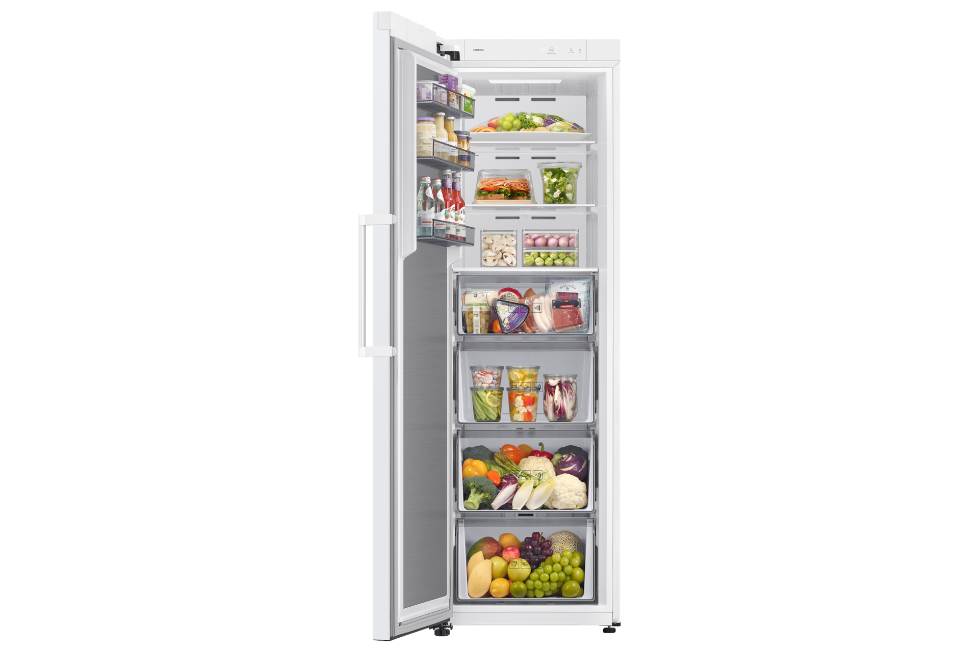 Ein weißer, geöffneter Kühlschrank ist gefüllt mit frischem Gemüse, Obst, Getränken und Lebensmitteln auf den Regalen.