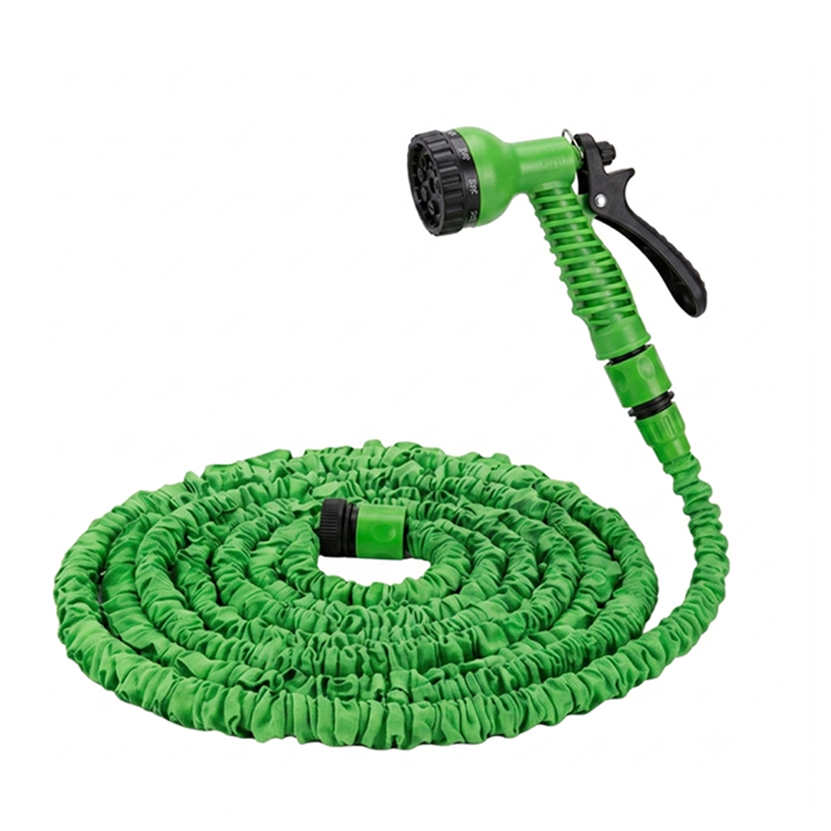 Ein grüner, zusammenziehbarer Gartenschlauch mit einer schwarzen Spritzpistole vor weißem Hintergrund.