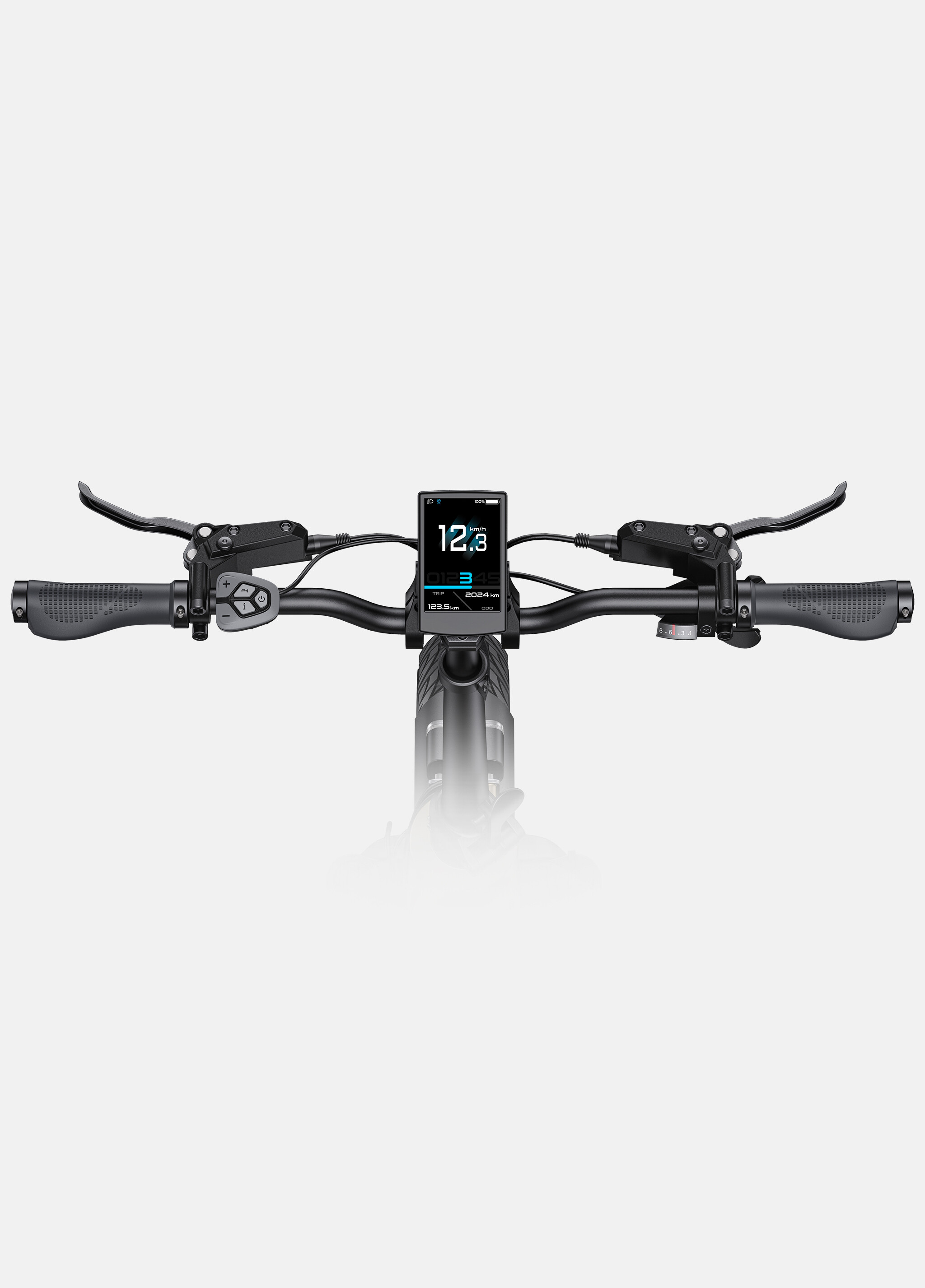 Manubrio di bici elettrica con display centrale, leve dei freni e pulsanti di controllo su sfondo bianco.