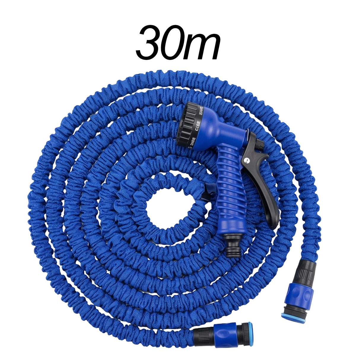 Ein 30m langer, blauer Gartenschlauch, ordentlich aufgerollt mit passender blauer Sprühpistole und Anschlüssen auf weißem Grund.