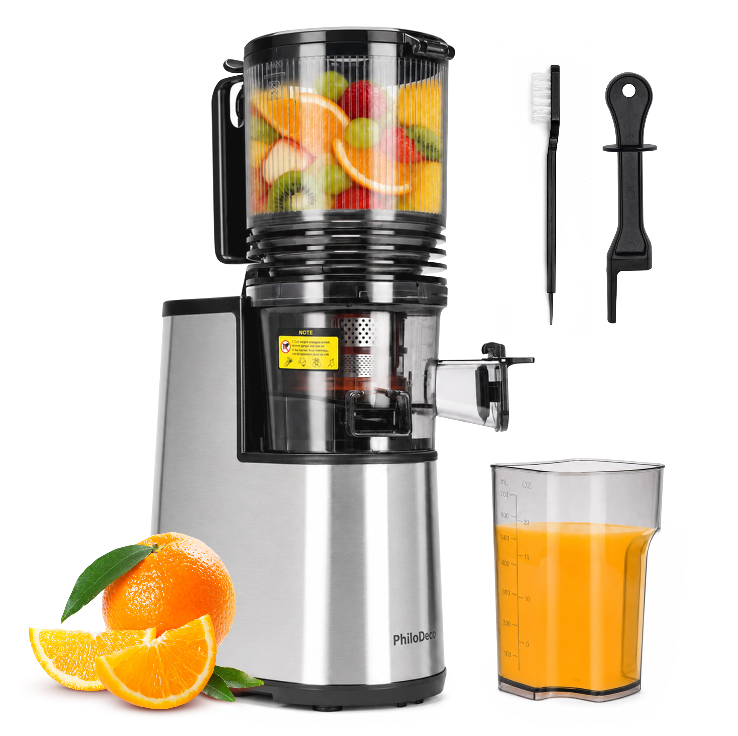 Ein silber-schwarzer Entsafter mit Früchten, ein Becher Orangensaft, frische Orangen und Reinigungswerkzeuge.