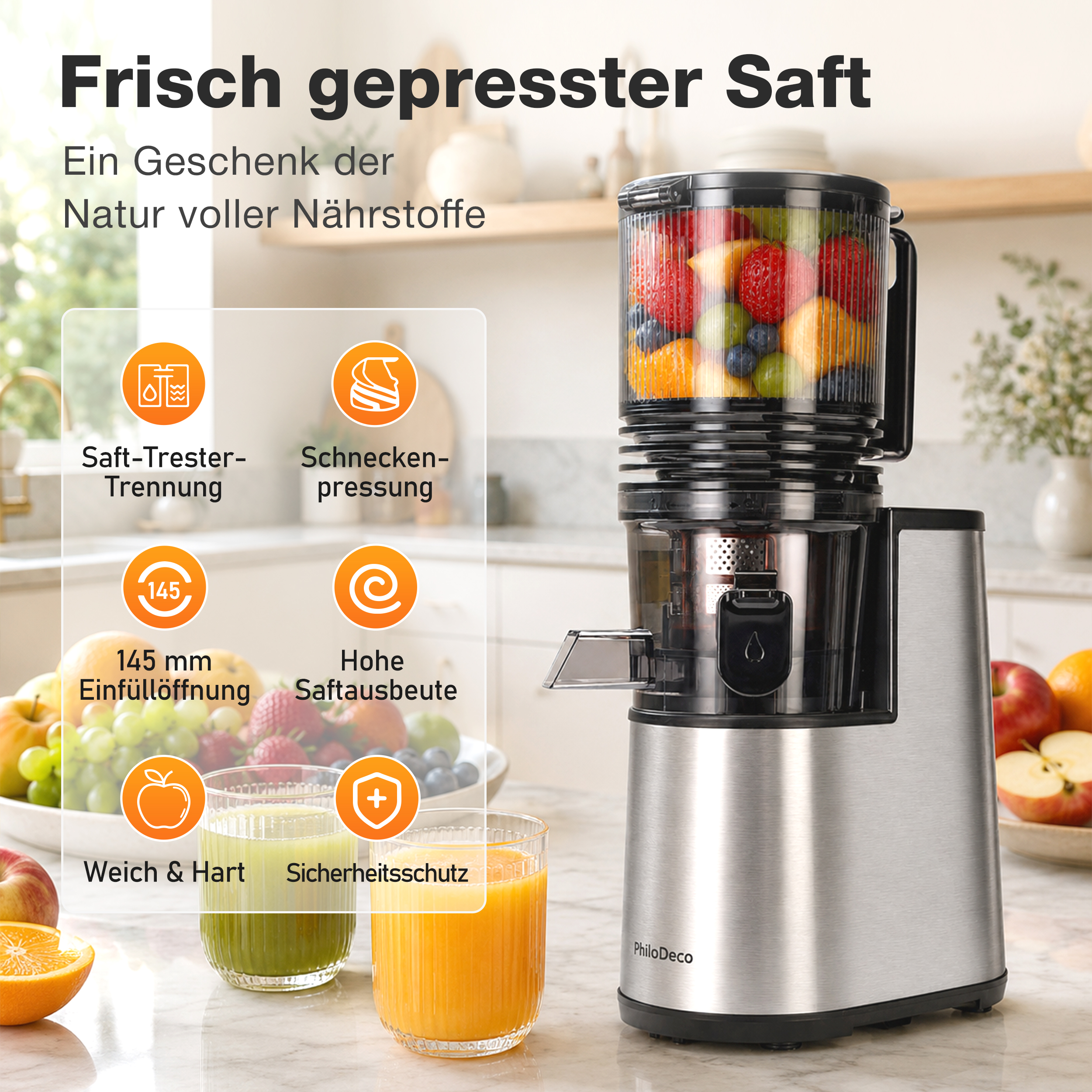 Ein silberner Slow Juicer mit frischem Obst und zwei Gläsern Saft auf einer Küchenarbeitsplatte.