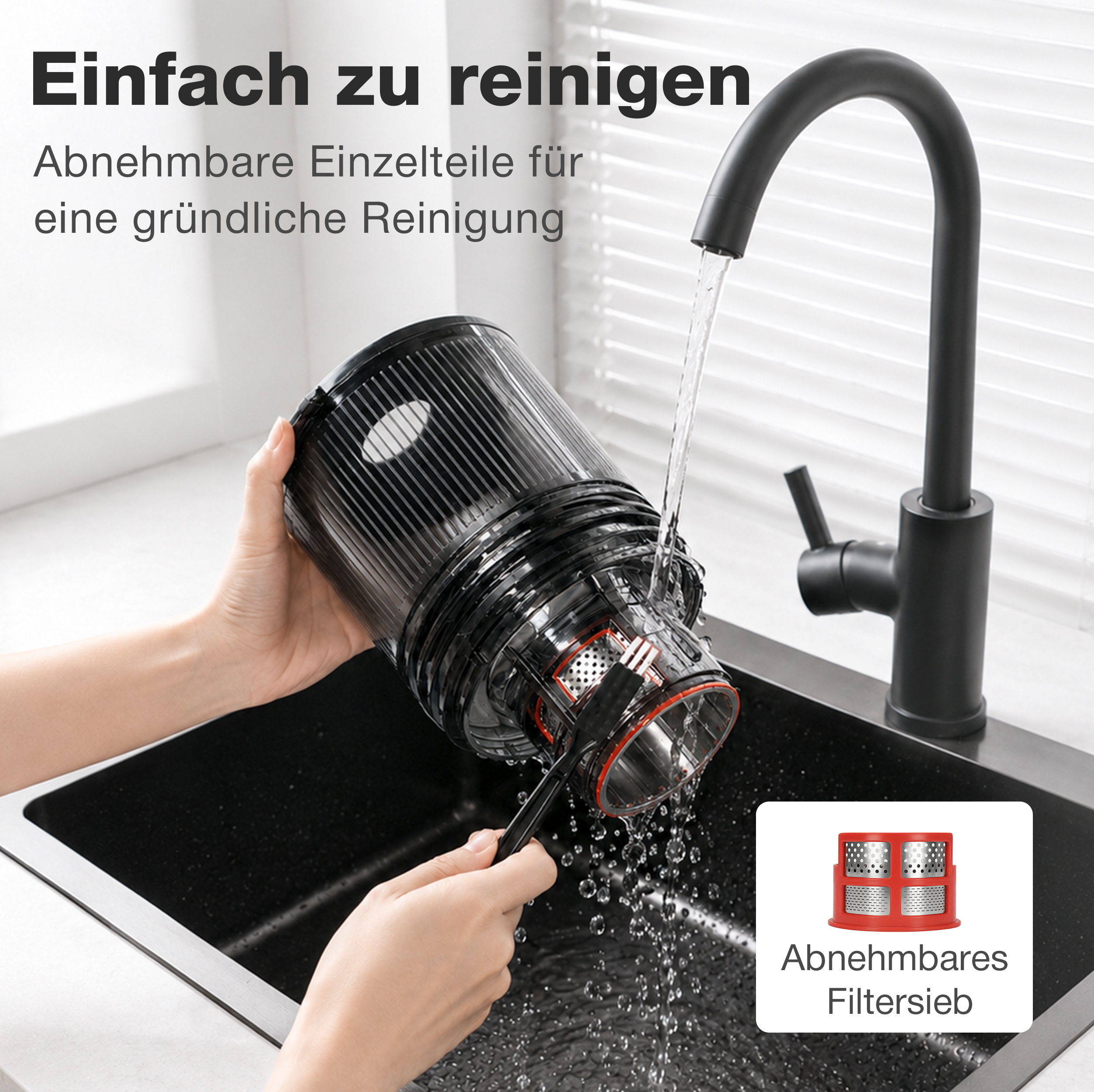 Eine Person spült einen schwarzen Staubsauger-Staubbehälter unter dem Wasserhahn ab.