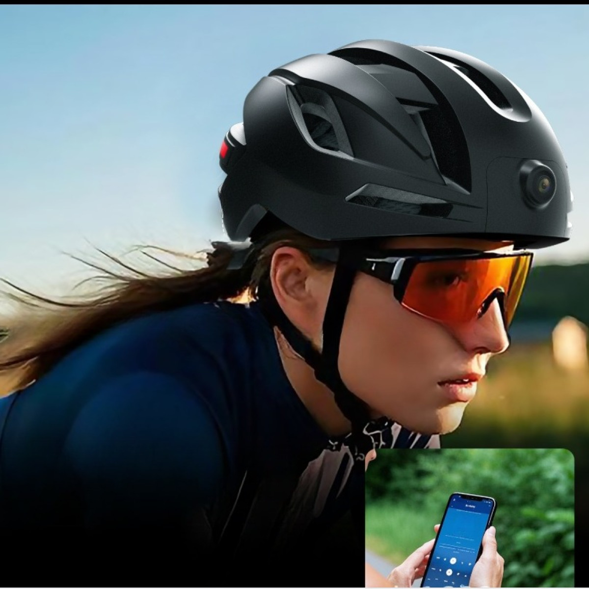 Radfahrerin mit schwarzem Helm und orangefarbener Brille vor unscharfem Hintergrund.